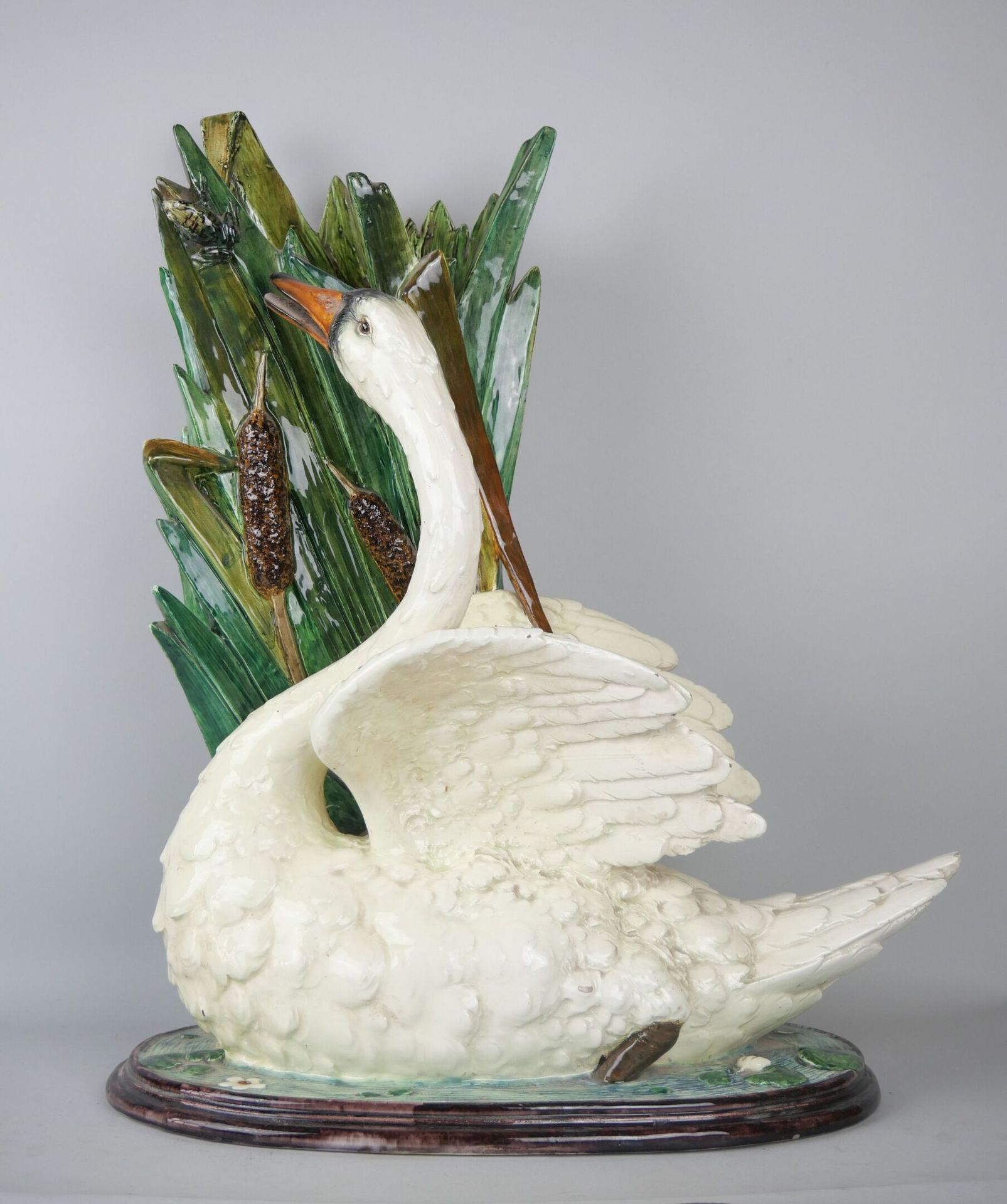 Null MASSIER, Delphin (1836-1907) :

精美的陶器组，多色的装饰表现了芦苇丛中的天鹅。

背面有签名并位于Vallauris。&hellip;
