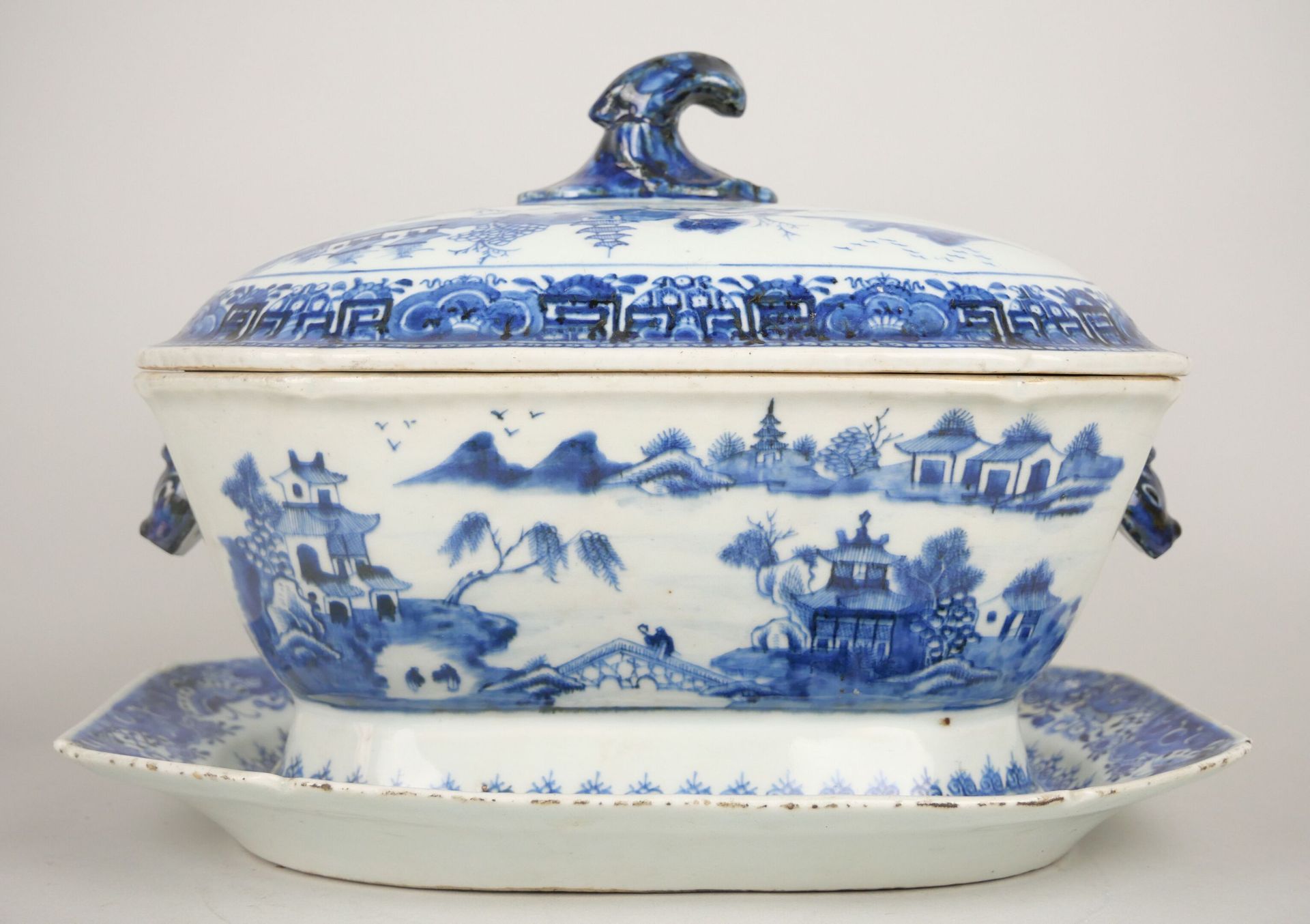 Null 中国（印度公司）:

瓷质盖碗和其展示架，蓝色单色装饰。

18世纪时期。

24 x 33 x 24厘米。



专家：MB艺术专家--摩根-布莱斯&hellip;