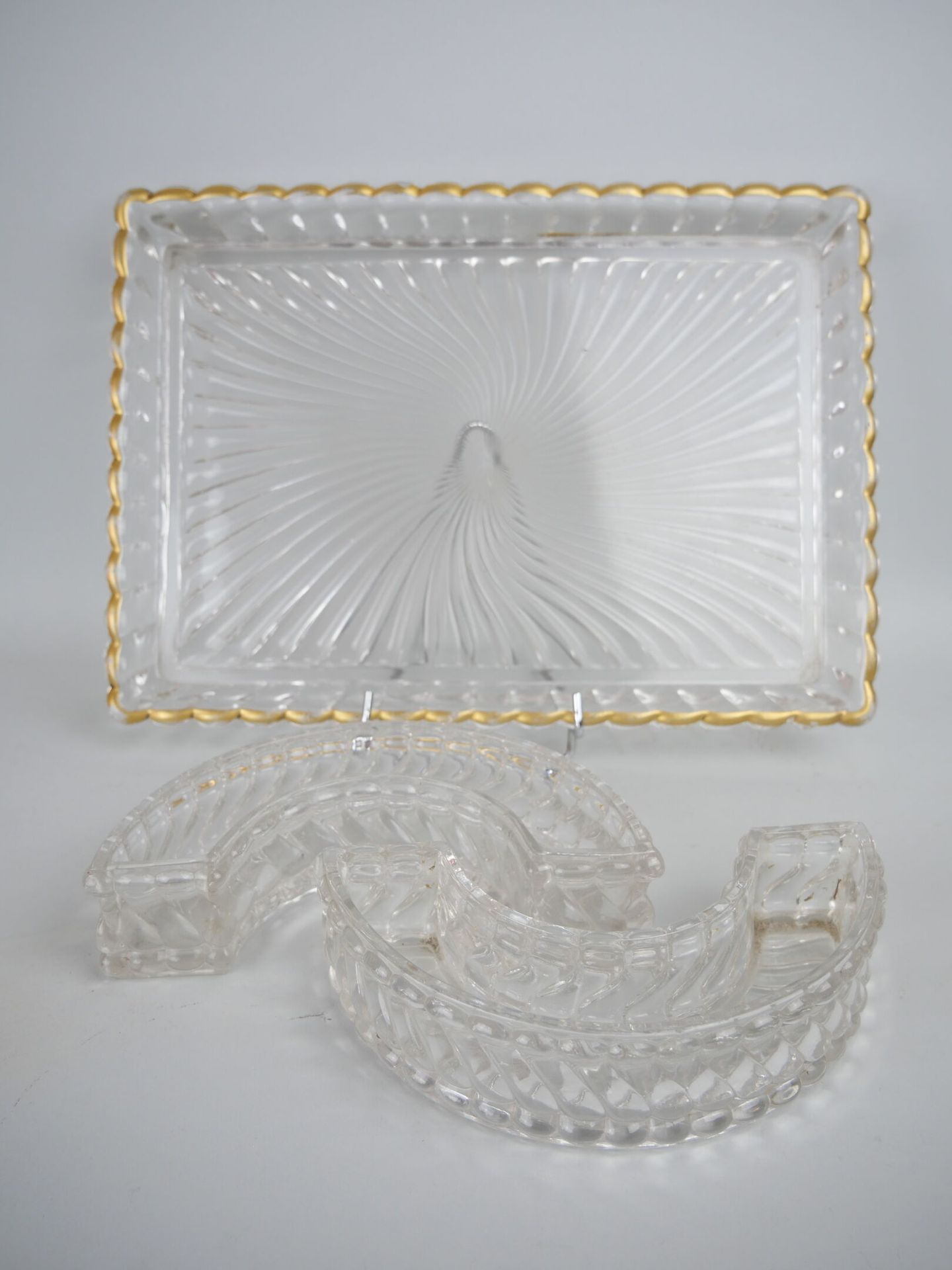 Null BACCARAT

地段包括 :

一个长方形的玻璃演示盘，有镀金的网和波浪形的装饰。尺寸：24 x 33厘米。标记的。

两个元素的透明模制玻璃桌面&hellip;