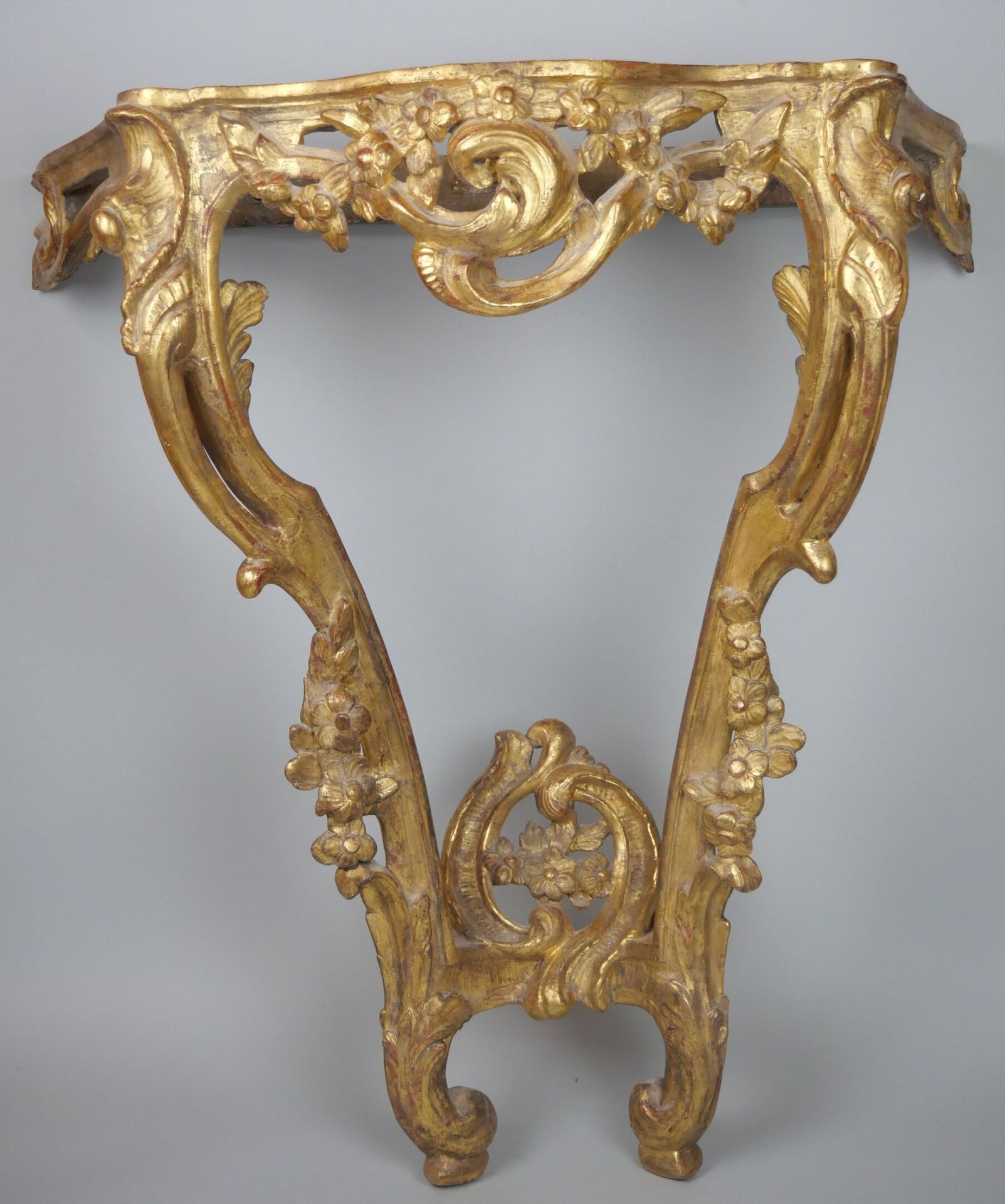 Null Console en bois sculpté et doré, de forme chantournée, à décor ajouré de fe&hellip;