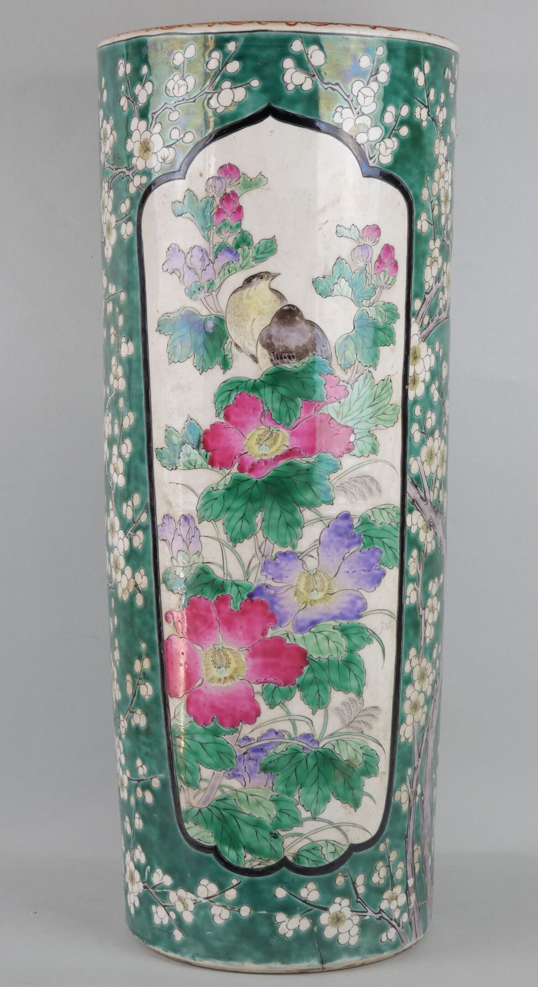 Null 中国 :

瓷质卷轴花瓶，多色花鸟装饰。

约1900年。

(破损后粘回底座上)。

高：63厘米。



专家：MB艺术专家--摩根-布莱斯

0&hellip;