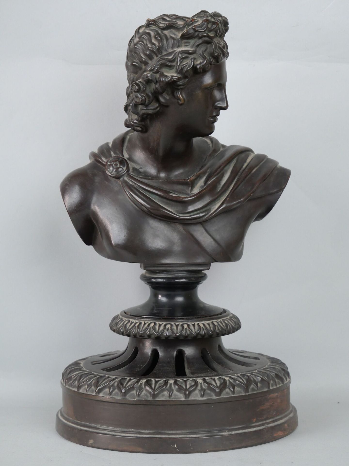 Null Busto in terracotta con patina bronzea raffigurante Apollo, su base indipen&hellip;