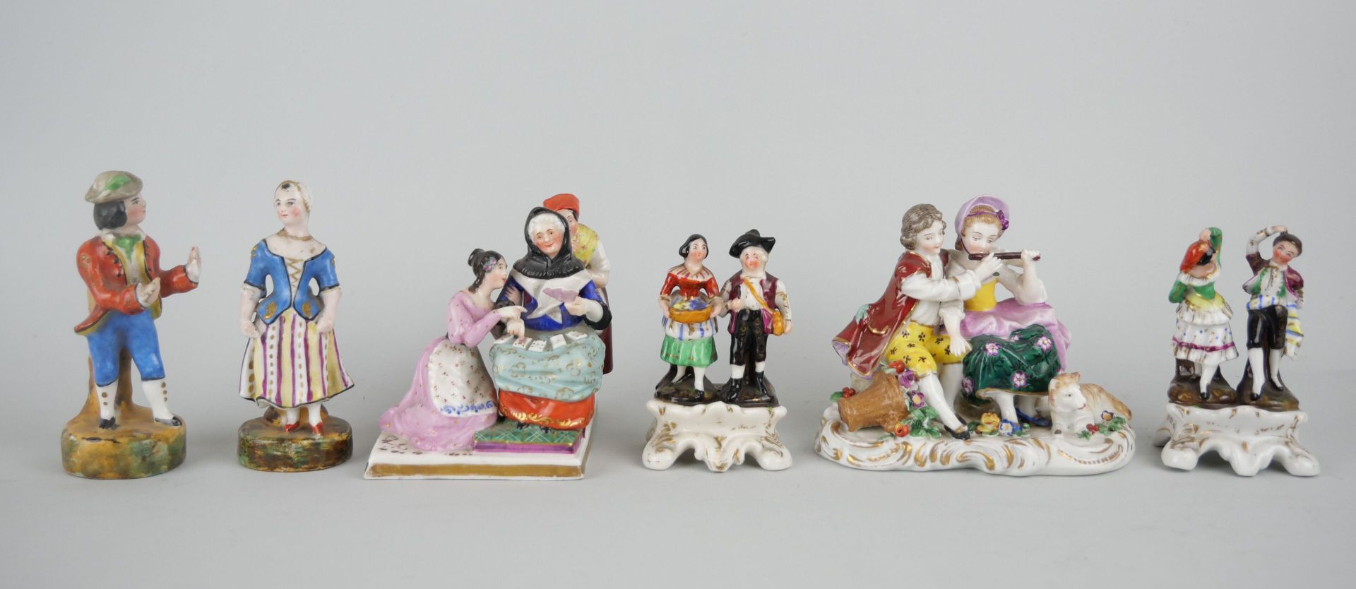 Null PARIS et NAPLES : 

Ensemble de six petits groupes en porcelaine à décor po&hellip;