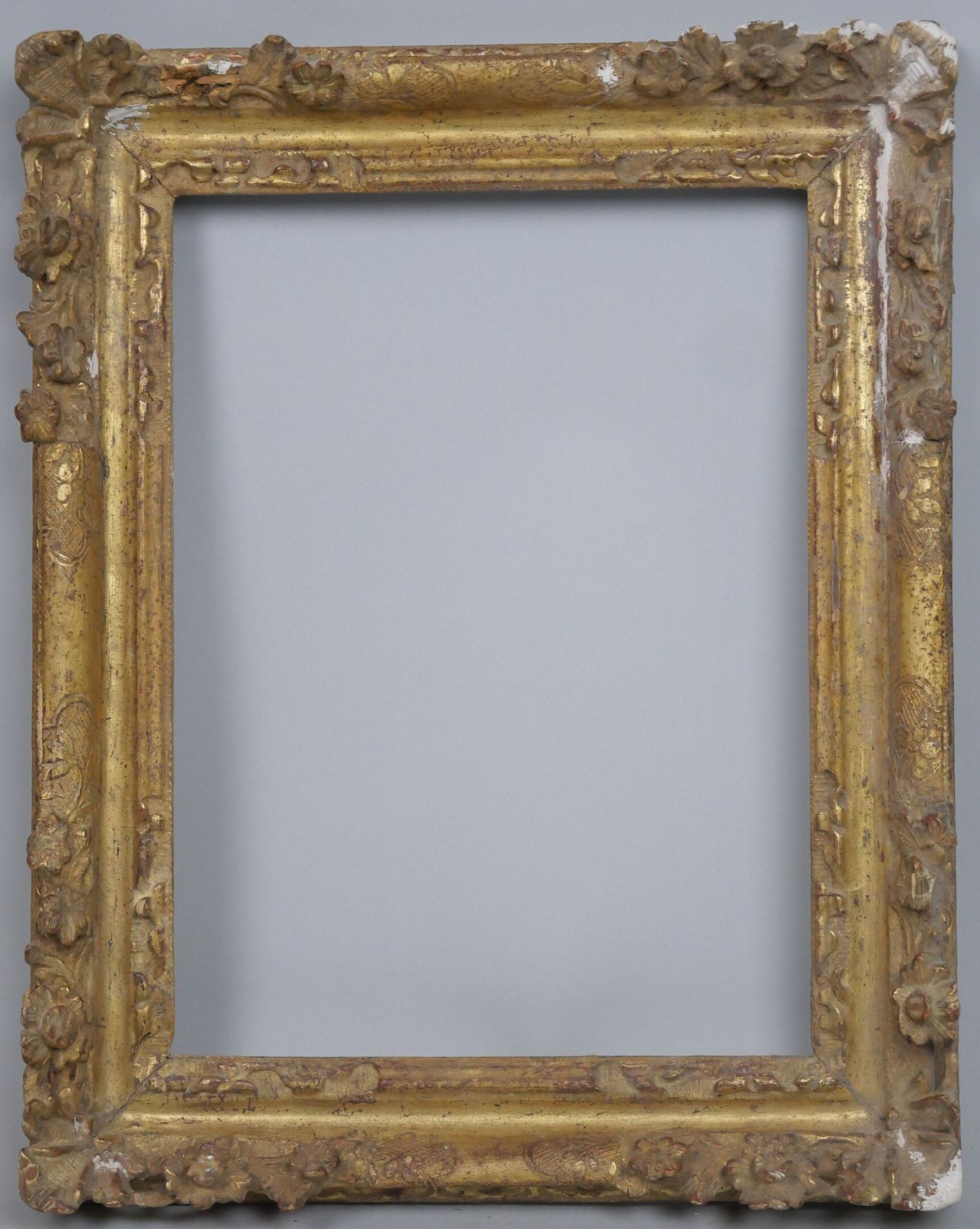 Null Small carved and gilded wood frame with openwork decoration of shells and f&hellip;