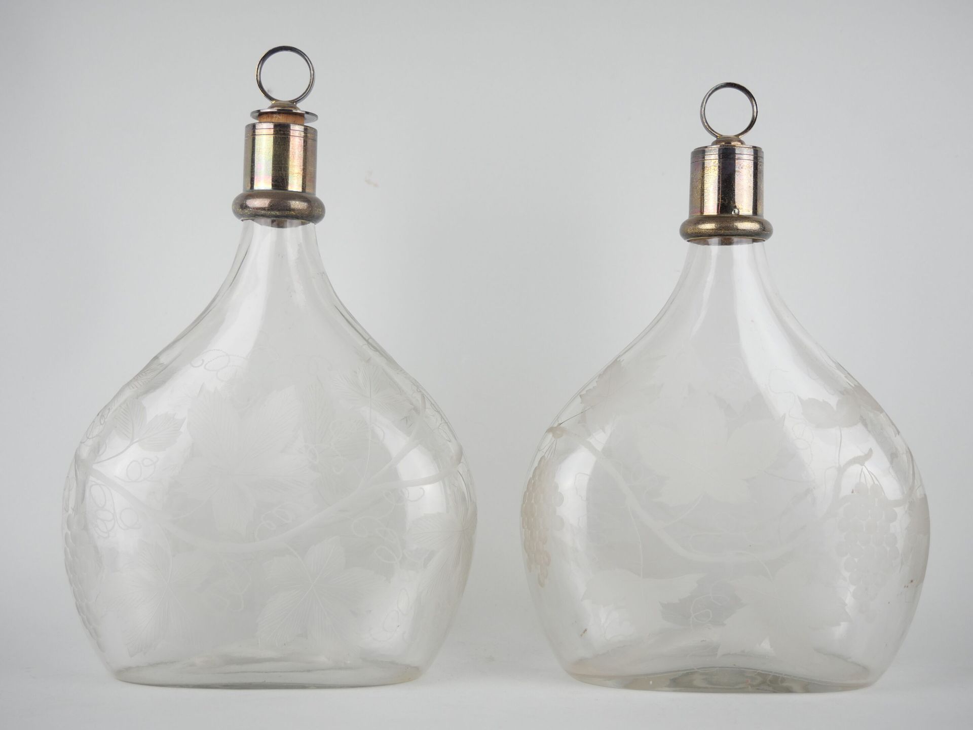 Null Coppia di decanter in vetro inciso, con cornice in argento (950/1000). H: 2&hellip;