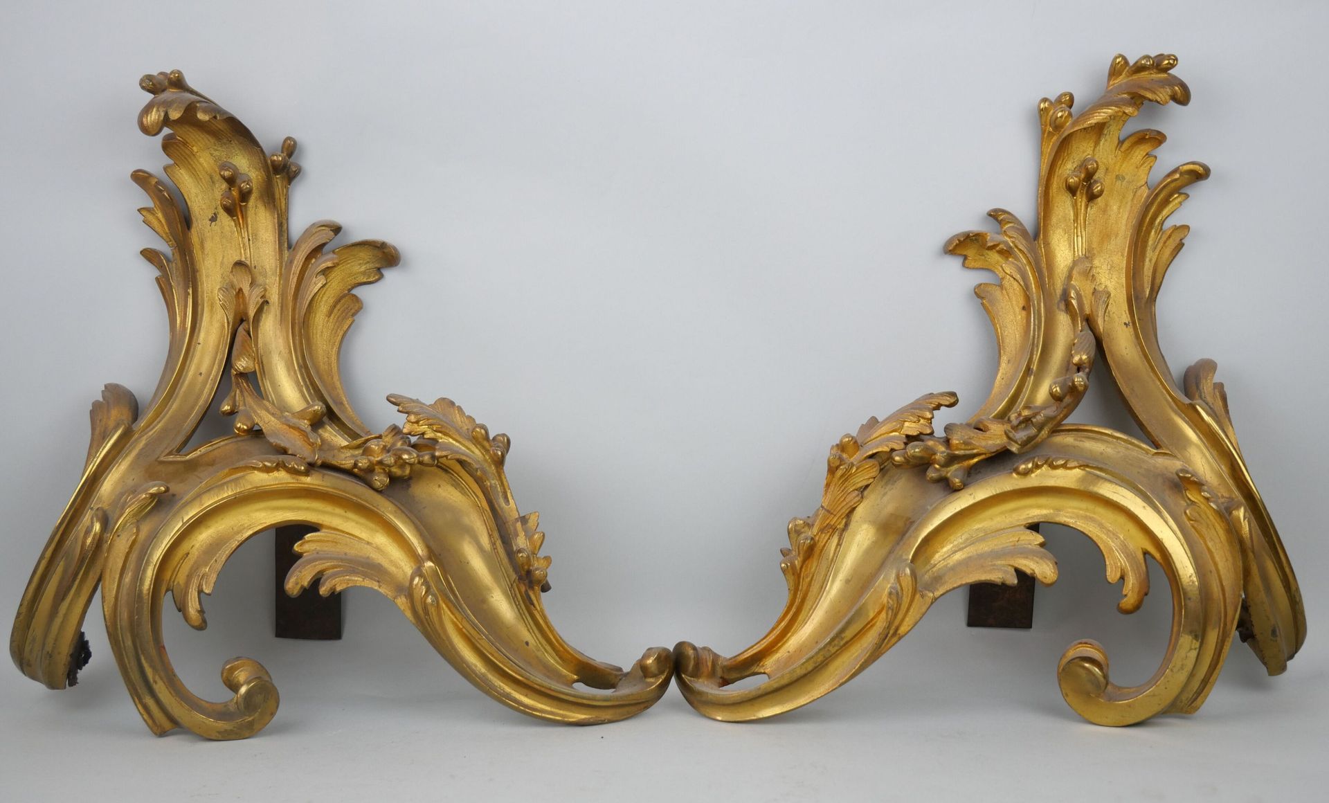 Null Pair of gilt bronze andirons decorated with scrolling foliage.

Louis XV st&hellip;