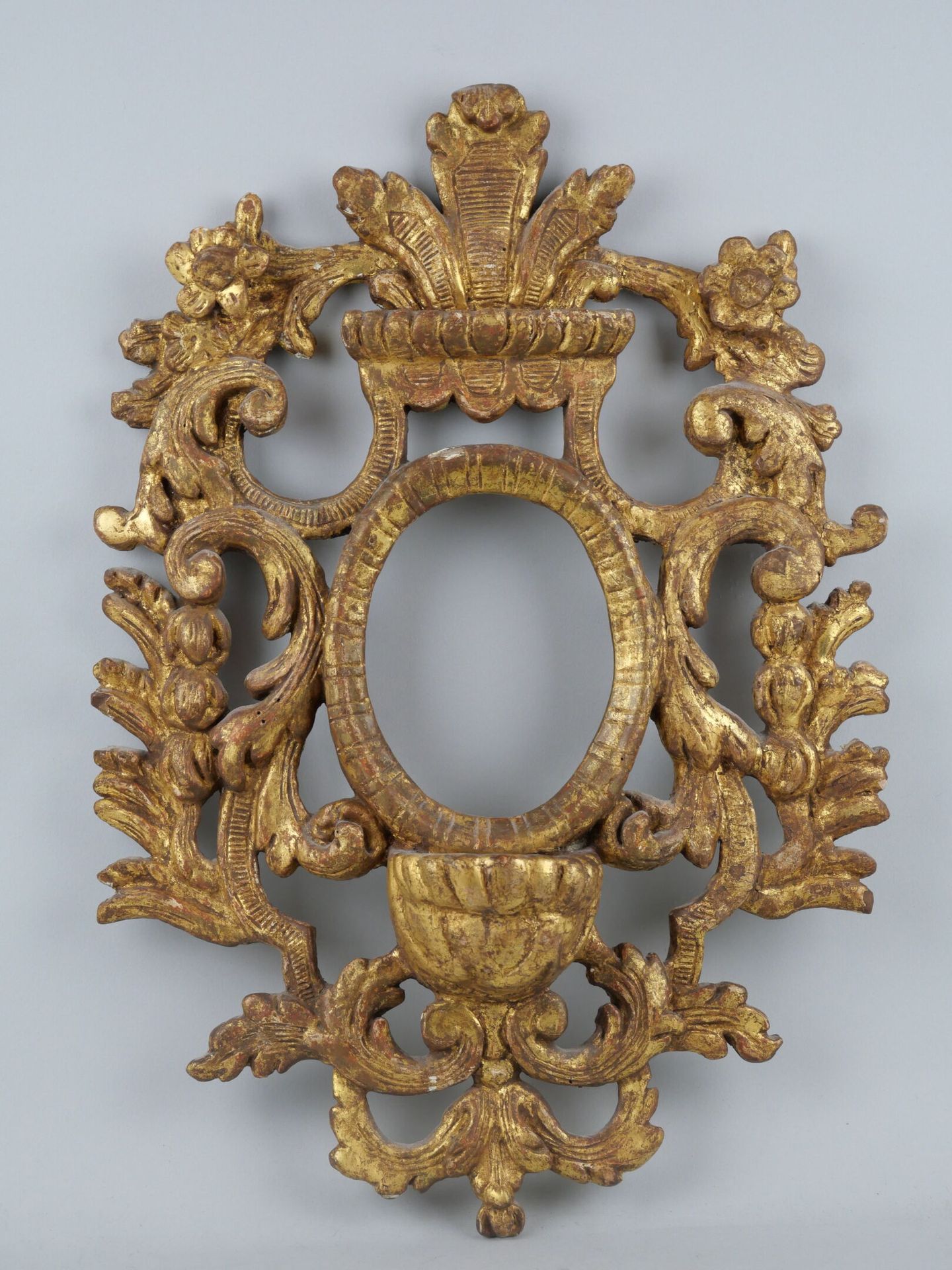 Null 一个雕刻和镀金的木制支架，上面有卷曲的叶子的镂空装饰。

18世纪时期。

(小的缺口和镀金，缺少椭圆形的小册子)。

41 x 30厘米。



专&hellip;