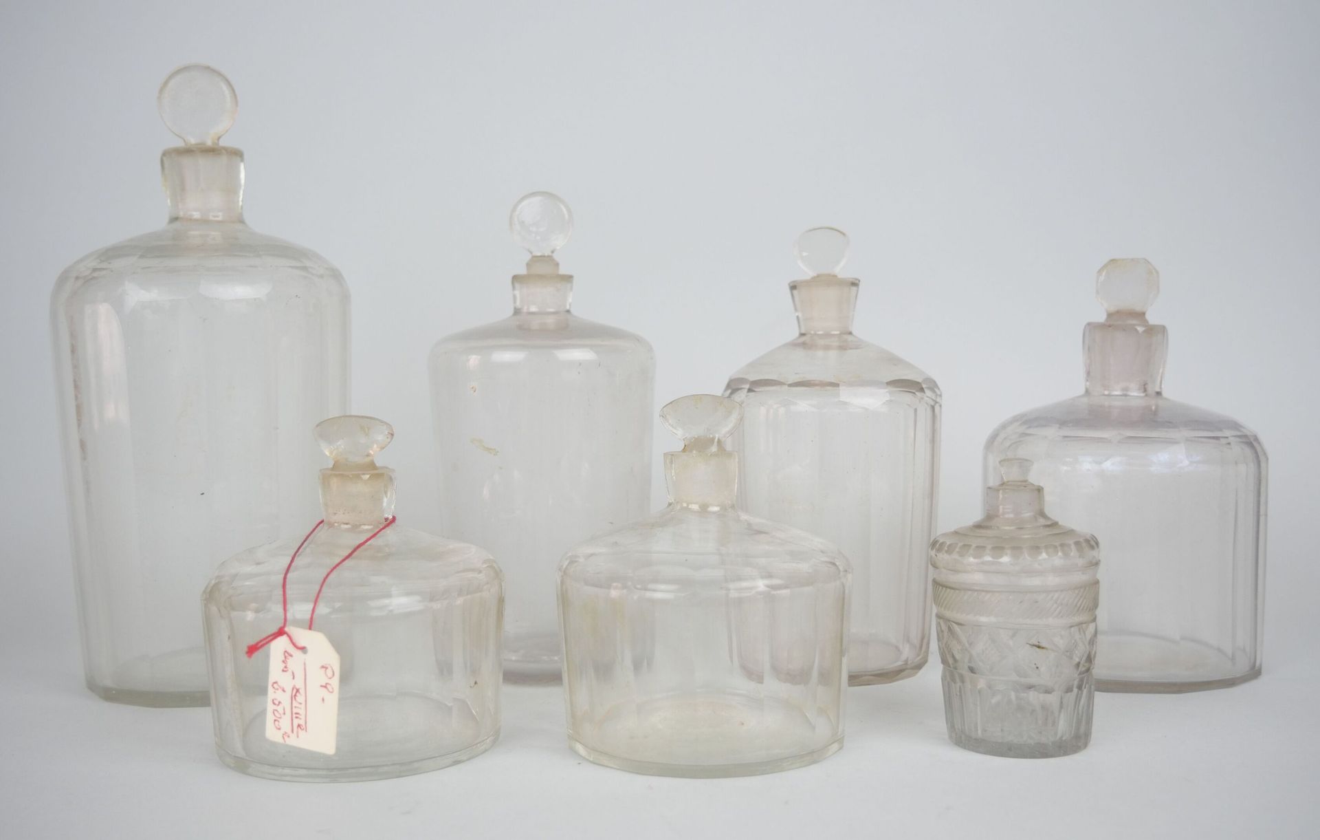 Null 一套七个刻面玻璃瓶和它们的瓶塞。

十八世纪时期。

(两个塞子相连，一个塞子卡住）。

高：18.5厘米，为最重要的一个。



专家：MB艺术专家&hellip;