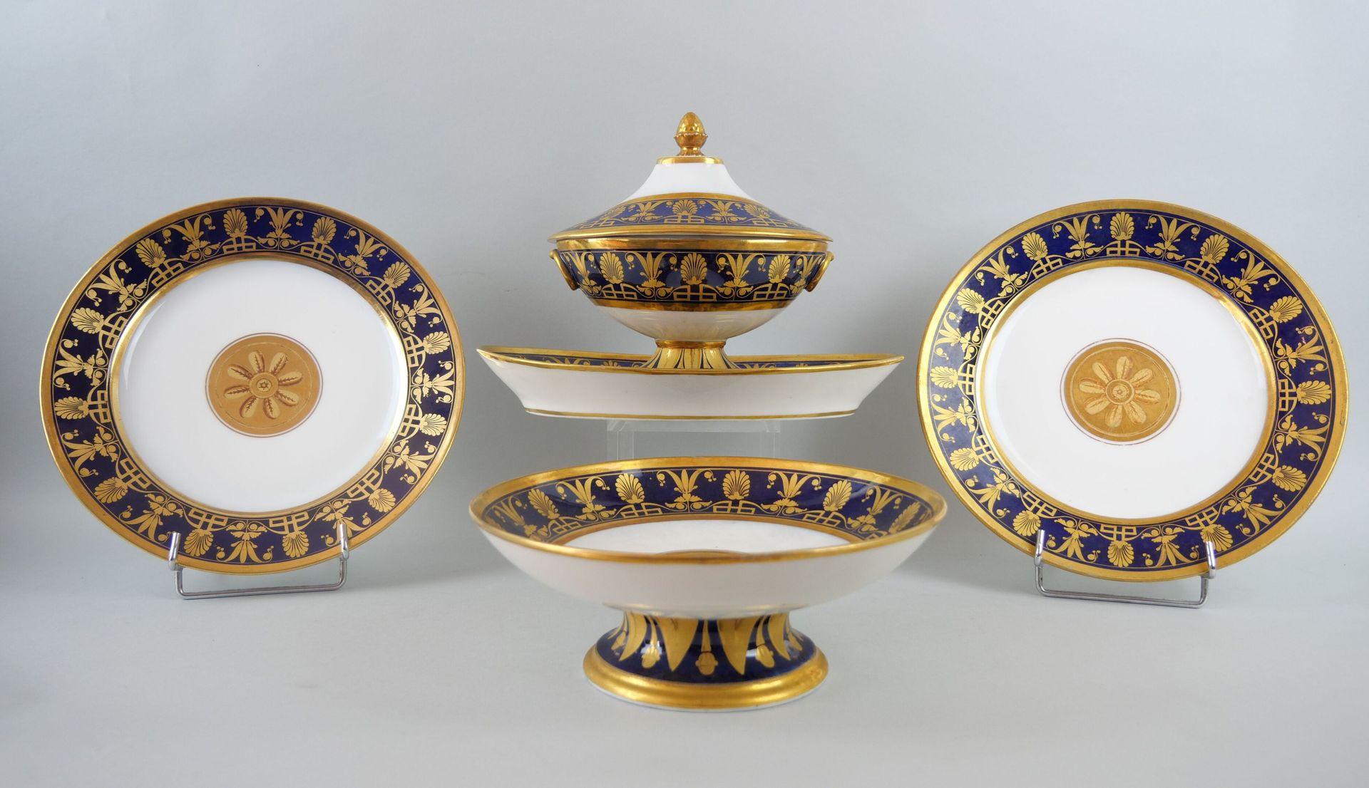 Null PARIS (DARTE FRERES):

Porcelain dessert service, including: 

A compotier &hellip;