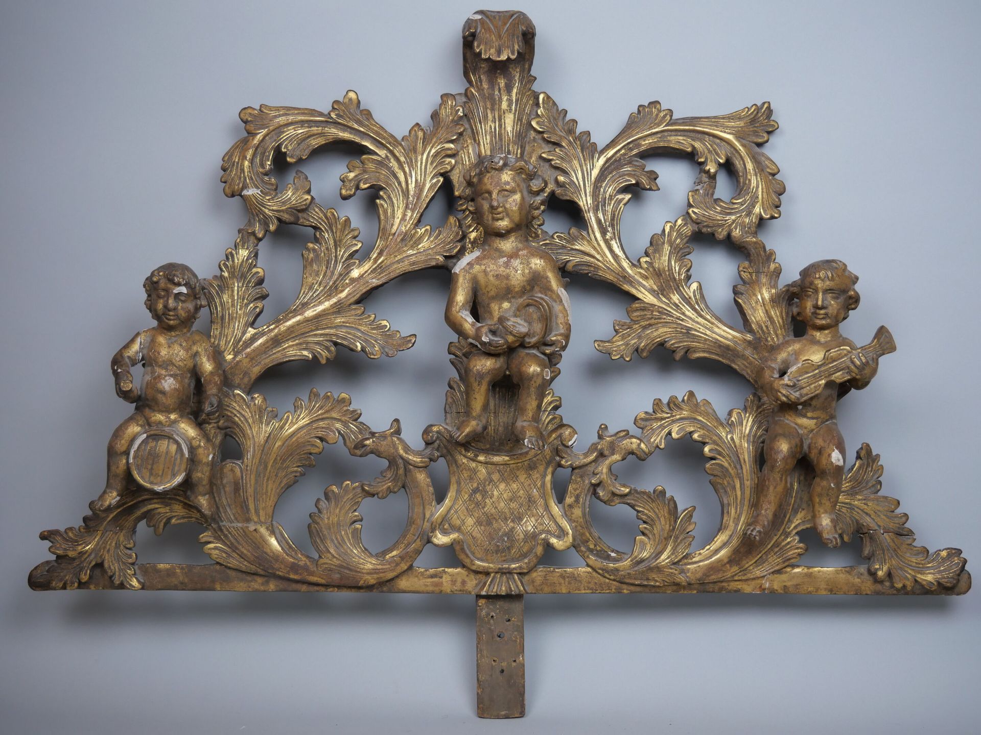 Null 雕刻和镀金的木制镜座，装饰着年轻的巴克斯和叶子中的普蒂。

18世纪时期。

尺寸：53 x 83 cm

(镜子的要素。事故和修复）。



附有一&hellip;