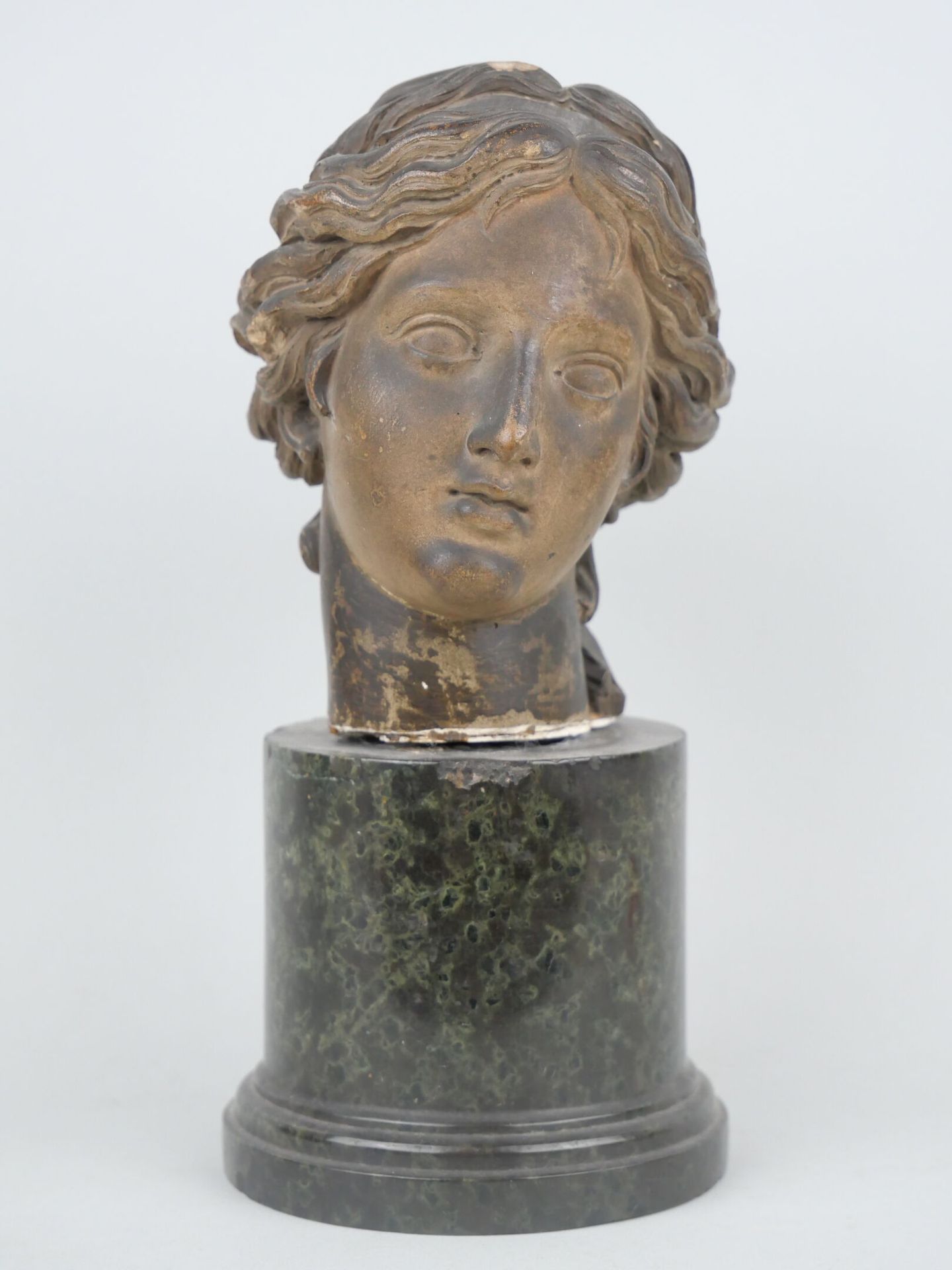 Null 陶土烧制的女性头部。

18世纪末至19世纪初。

(Chips)。

高：12厘米。

绿色大理石底座。



专家：MB艺术专家--摩根-布莱斯
&hellip;