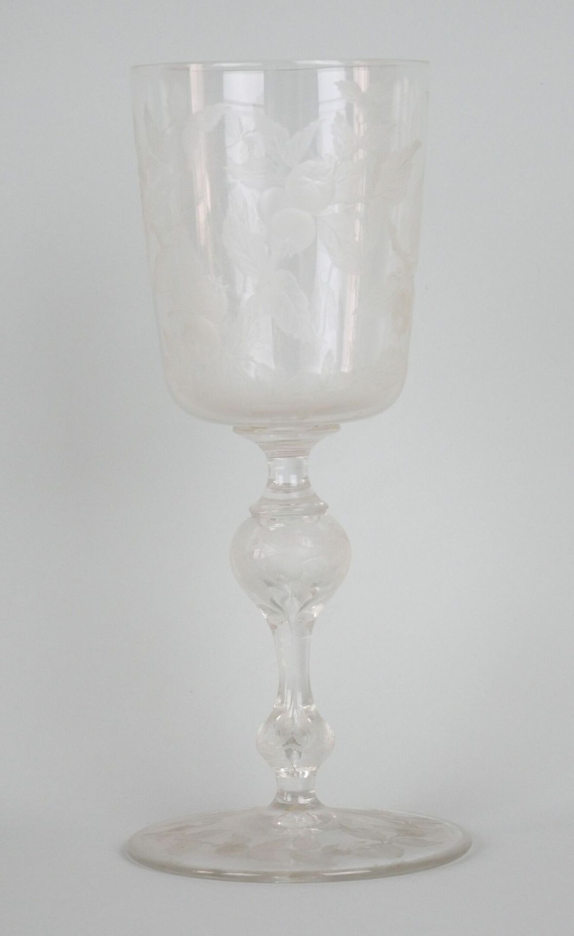 Null Lot comprenant un verre à pied en cristal gravé à décor de grenades.

Époqu&hellip;