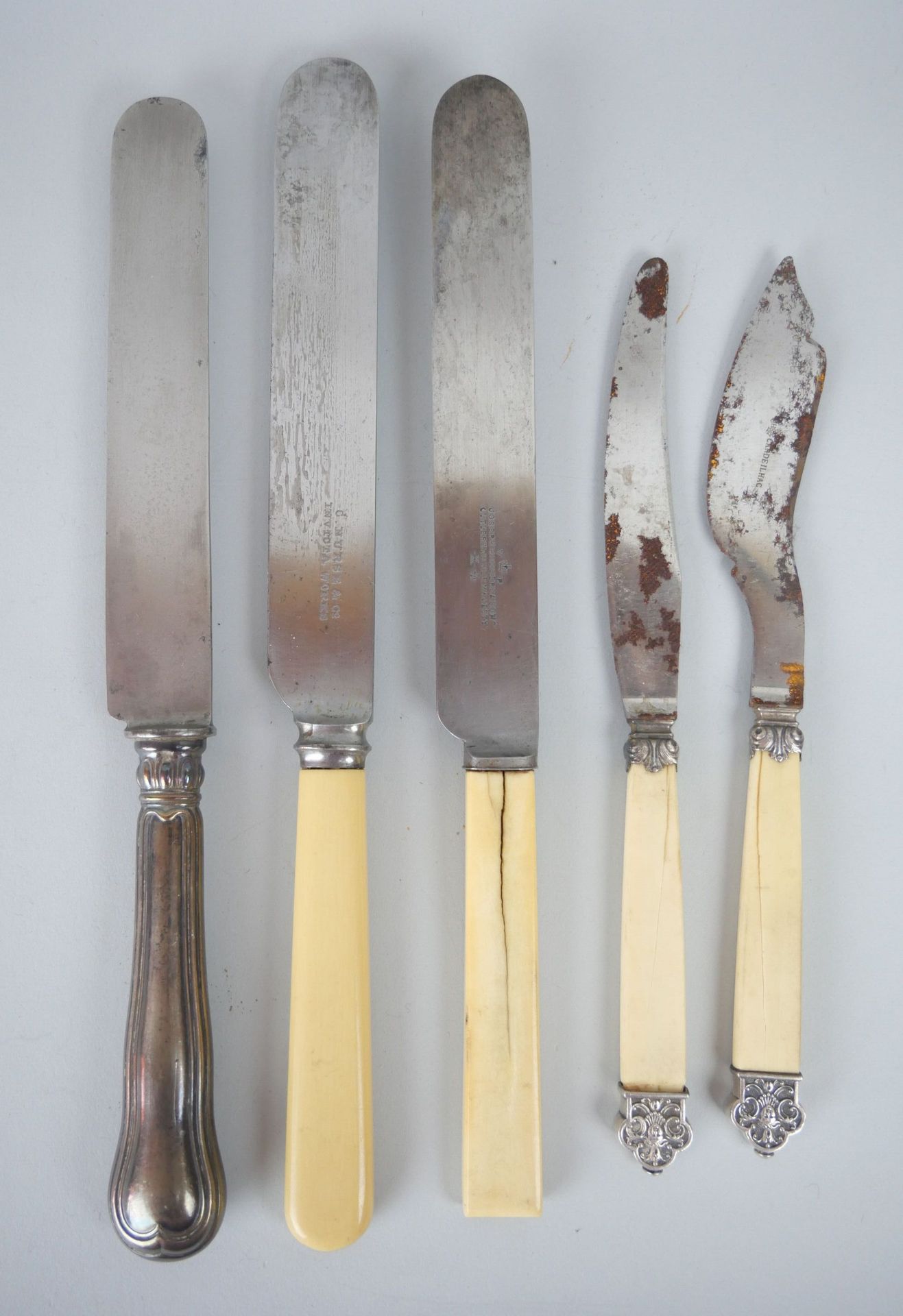 Null 一套刀具包括:

4把大的镀银刀，环形的刀身有加德隆装饰。长度：25.5厘米

约瑟夫-罗杰斯和儿子。她的专业是什么？5把刀。长度：25.5厘米和26&hellip;