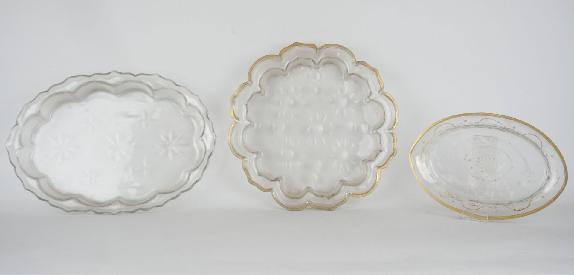 Null Set of three small blown glass trays.

Eighteenth century period.

(A tray &hellip;