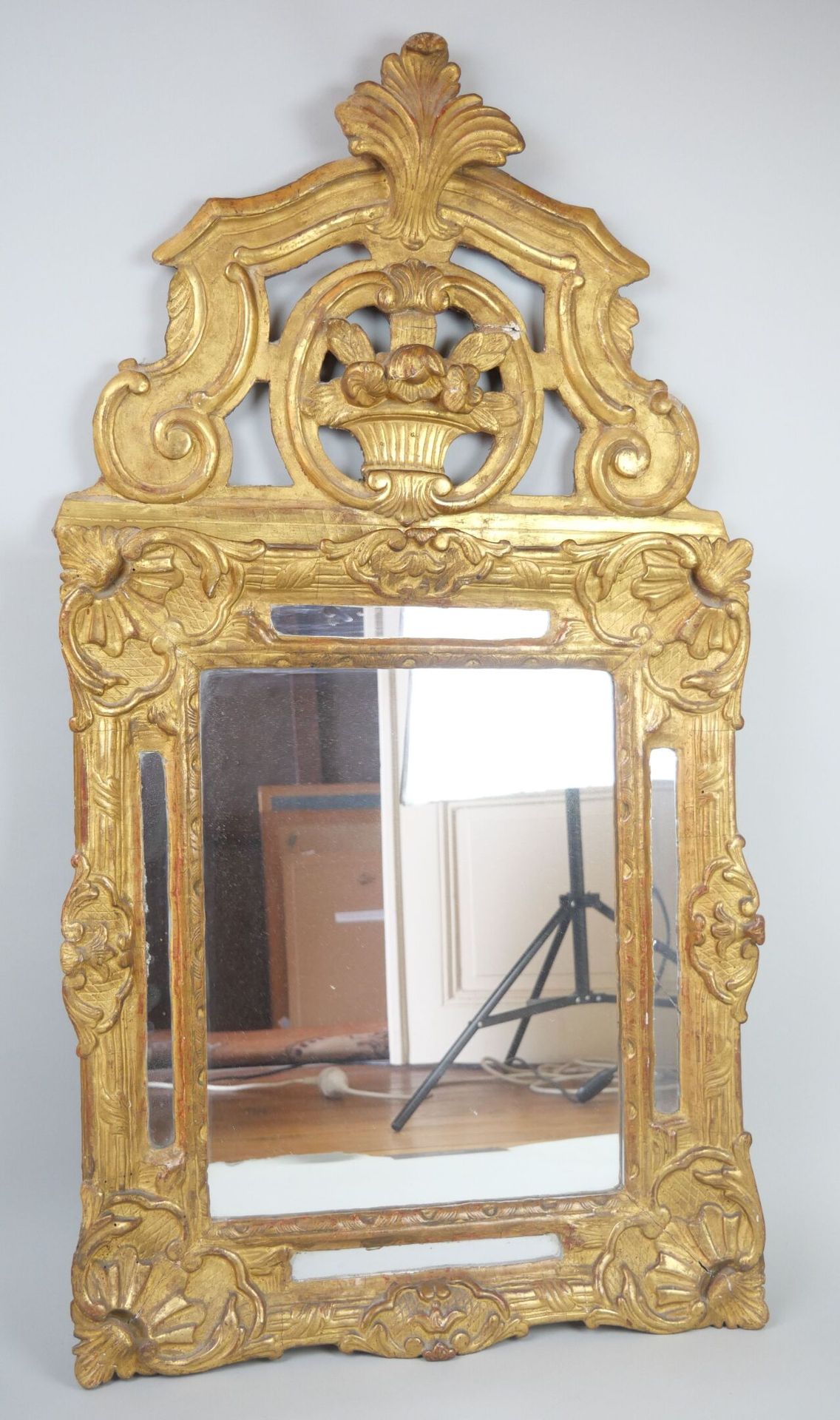 Null 一面雕刻和镀金的木镜。

18世纪时期。

(三角架是连接的，有裂缝）。

96 x 52 厘米。



专家：MB艺术专家--摩根-布莱斯

06 &hellip;