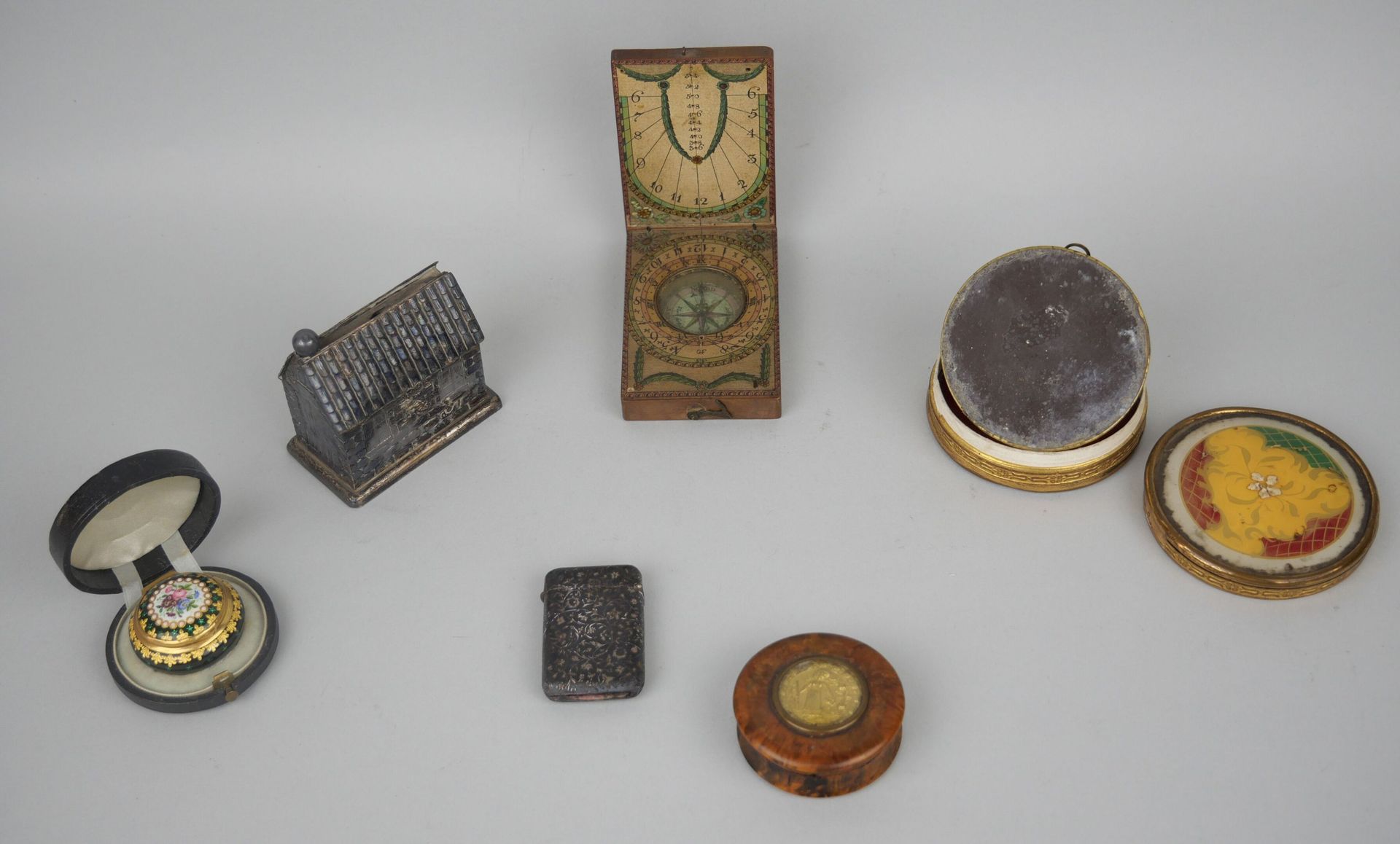 Null 地段包括 :

一个装有巧克力的盒子。

一个小的毛胚箱和鎏金金属奖章。

签名为David Beringer (1756 -1821)的木质和刻纸口&hellip;