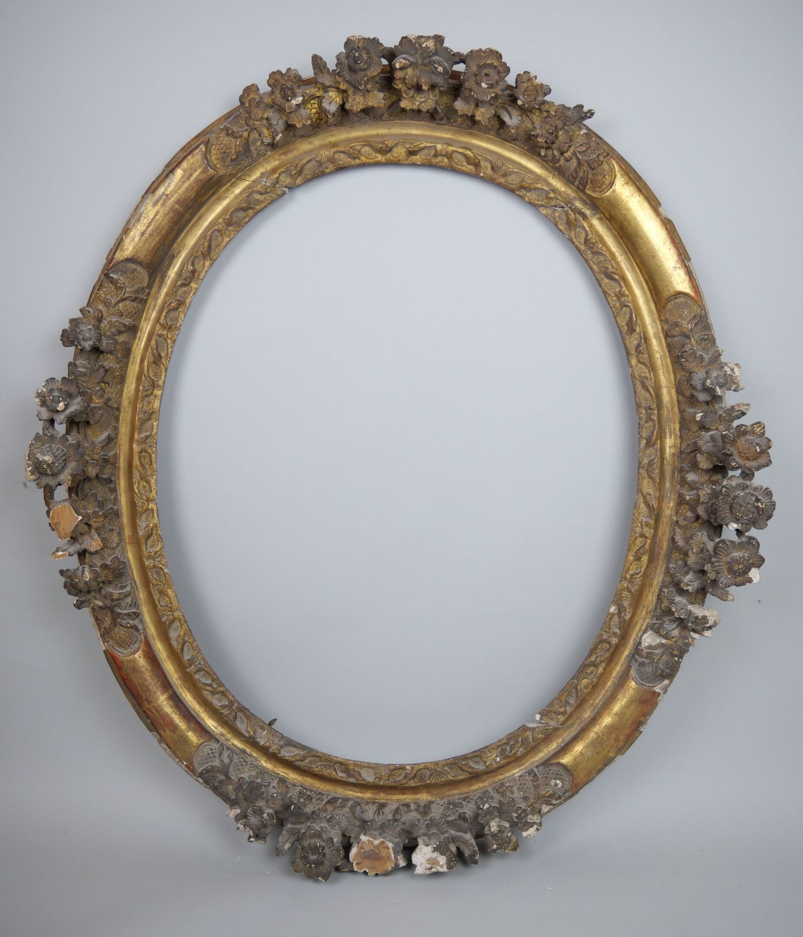 Null 一个椭圆形的木雕框架，过去在圆形的花上镀了金。

路易十四时期。

内部尺寸见图：72.5 x 58 cm

(损坏和丢失的部件)



专家：MB艺&hellip;