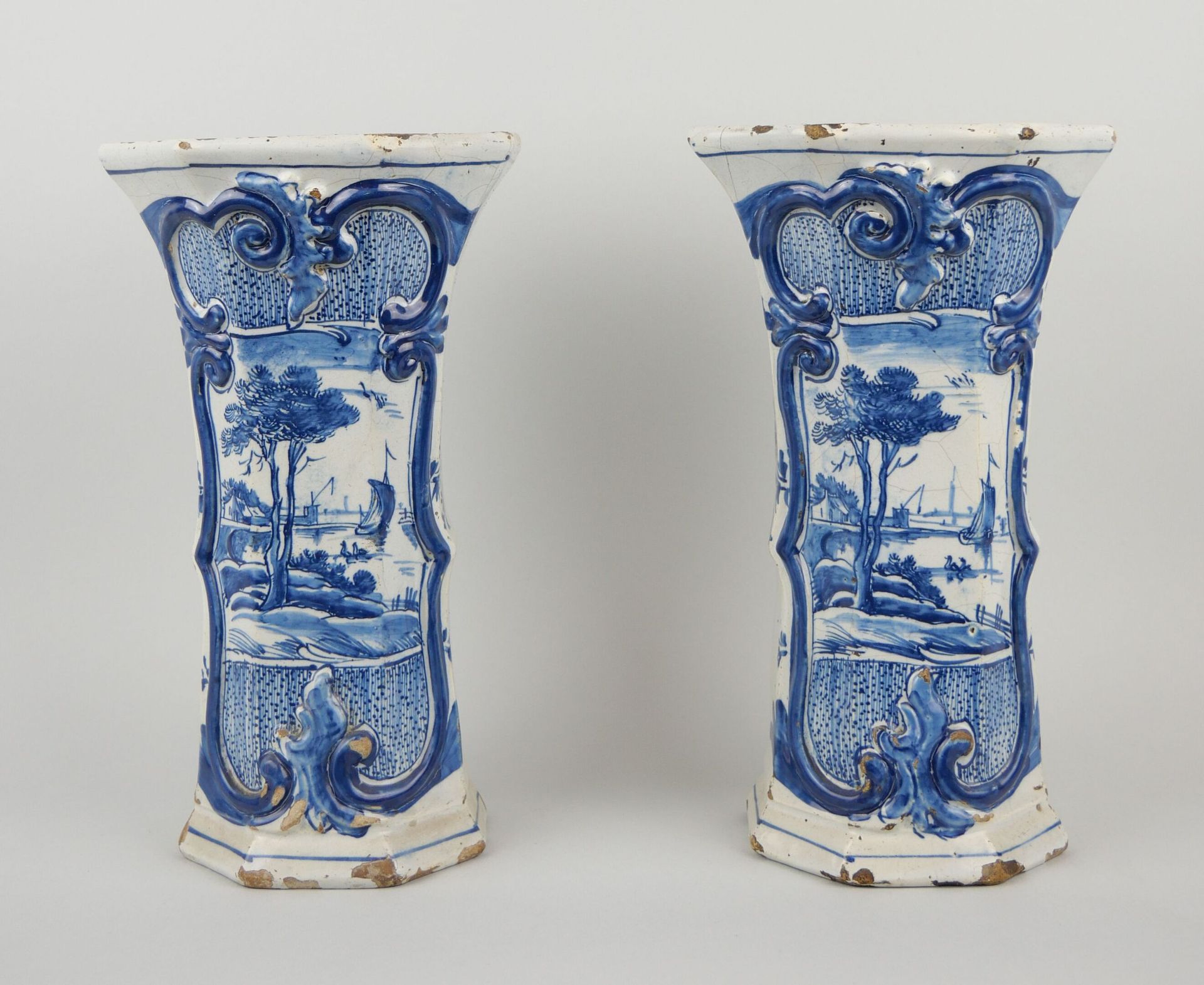 Null DELFT :

一对陶制圆锥形花瓶，蓝色单色装饰。

18世纪时期。

(划痕)。

高：21厘米。



专家：MB艺术专家--摩根-布莱斯

0&hellip;