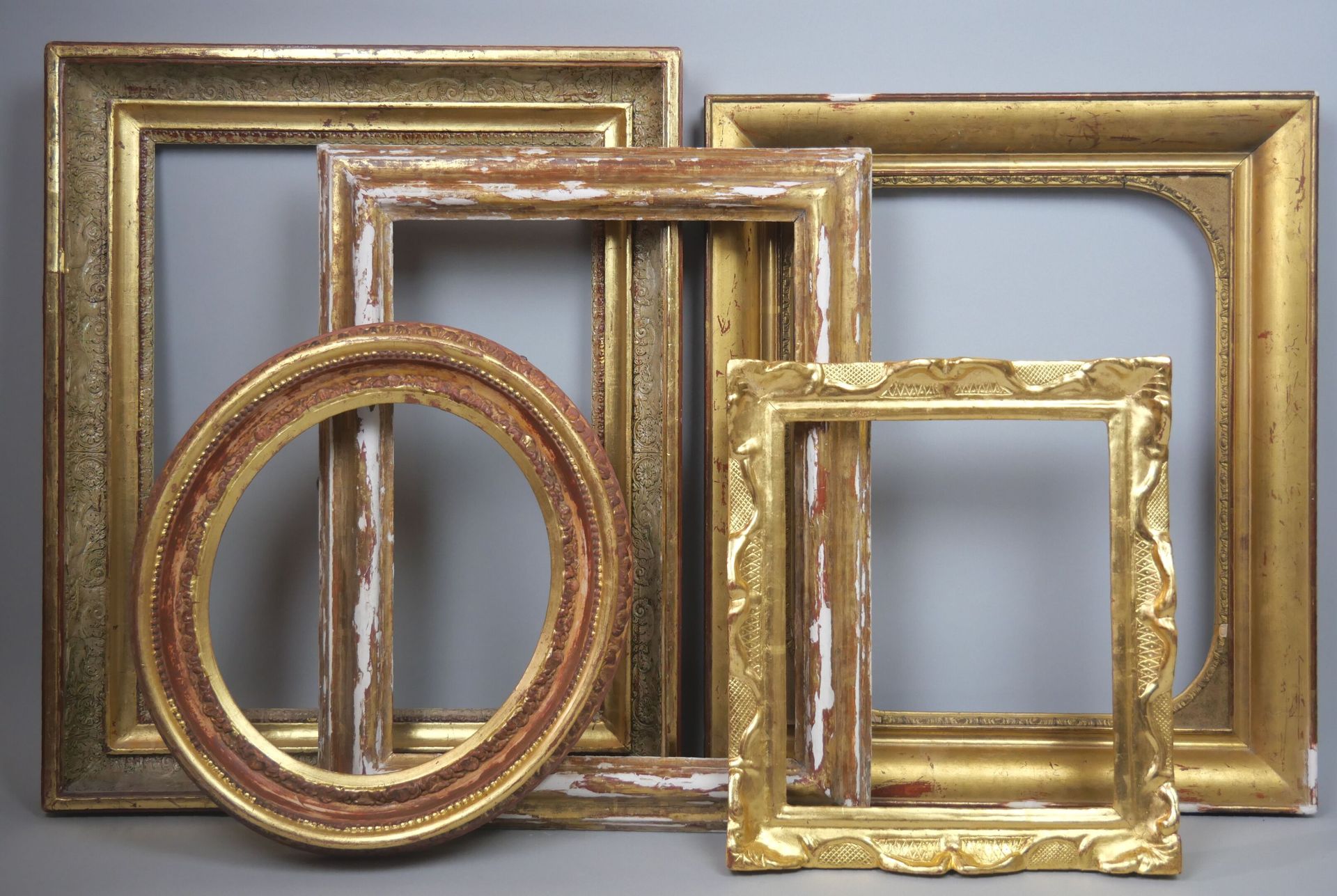 Null 一套5个长方形框架和一个椭圆形框架，采用雕刻和镀金的木头，下面有一排珍珠。

19世纪时期。

尺寸：43.5 x 33厘米/40 x 31.5厘米/&hellip;