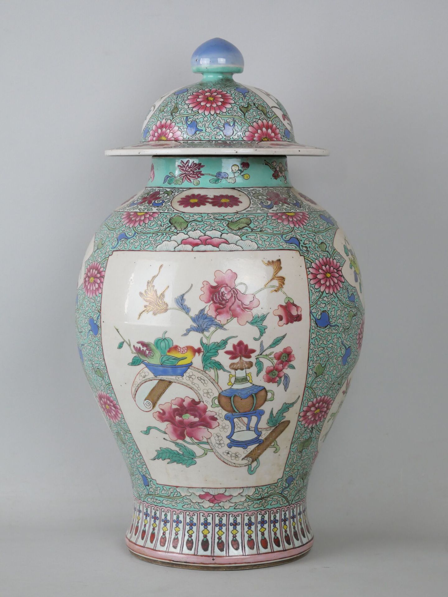 Null 中国

瓷质有盖花瓶，绿色背景上有多色珐琅装饰的花和花瓶。

20世纪的作品。

高度：45厘米 - 直径：26厘米 

(一般状况良好)



抽奖&hellip;