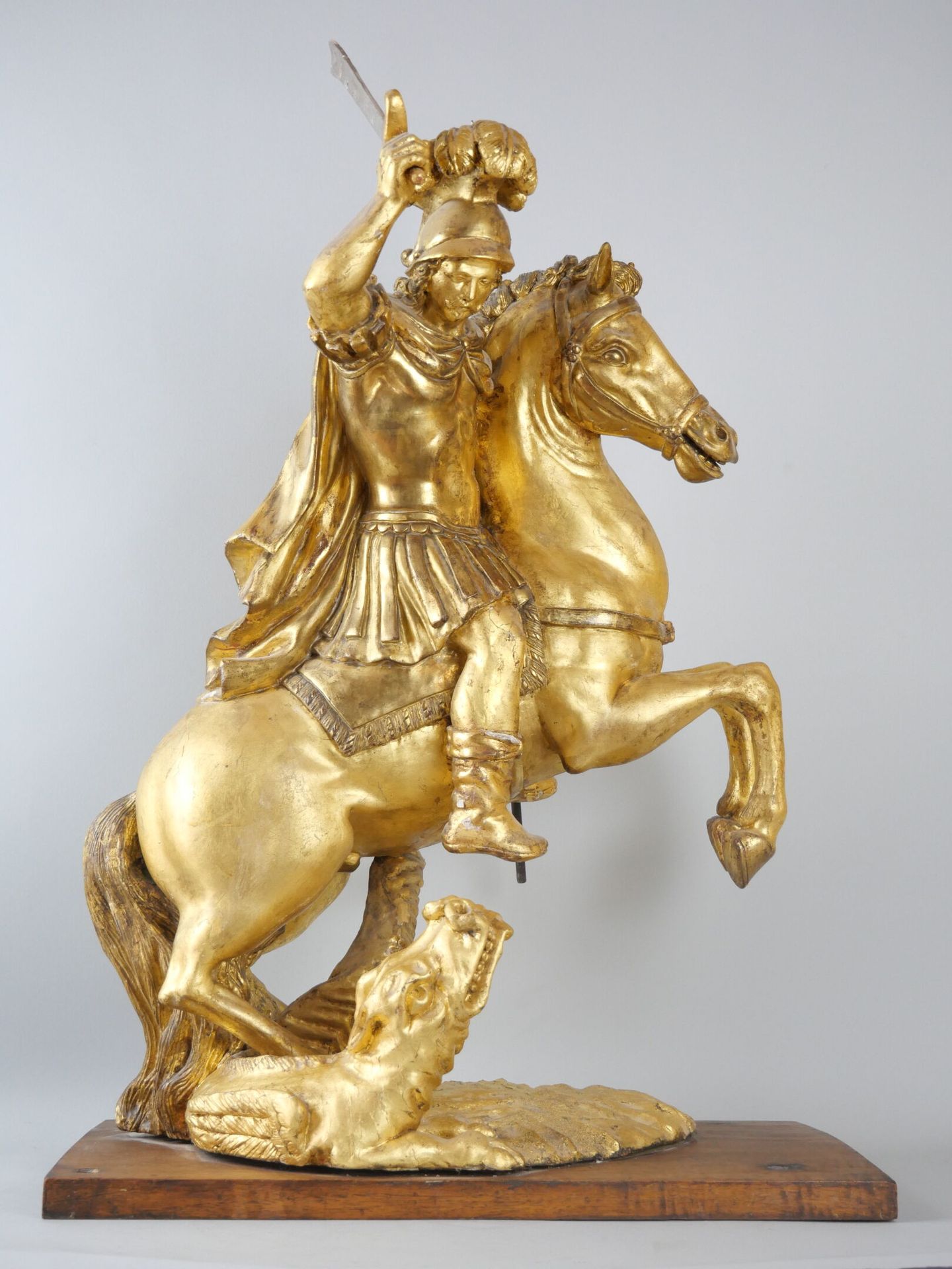 Null 圣乔治屠龙的镀金木雕。

可能是德国作品，17世纪。

60 x 40 x 28厘米。



专家：MB艺术专家--摩根-布莱斯

06 78 62 &hellip;