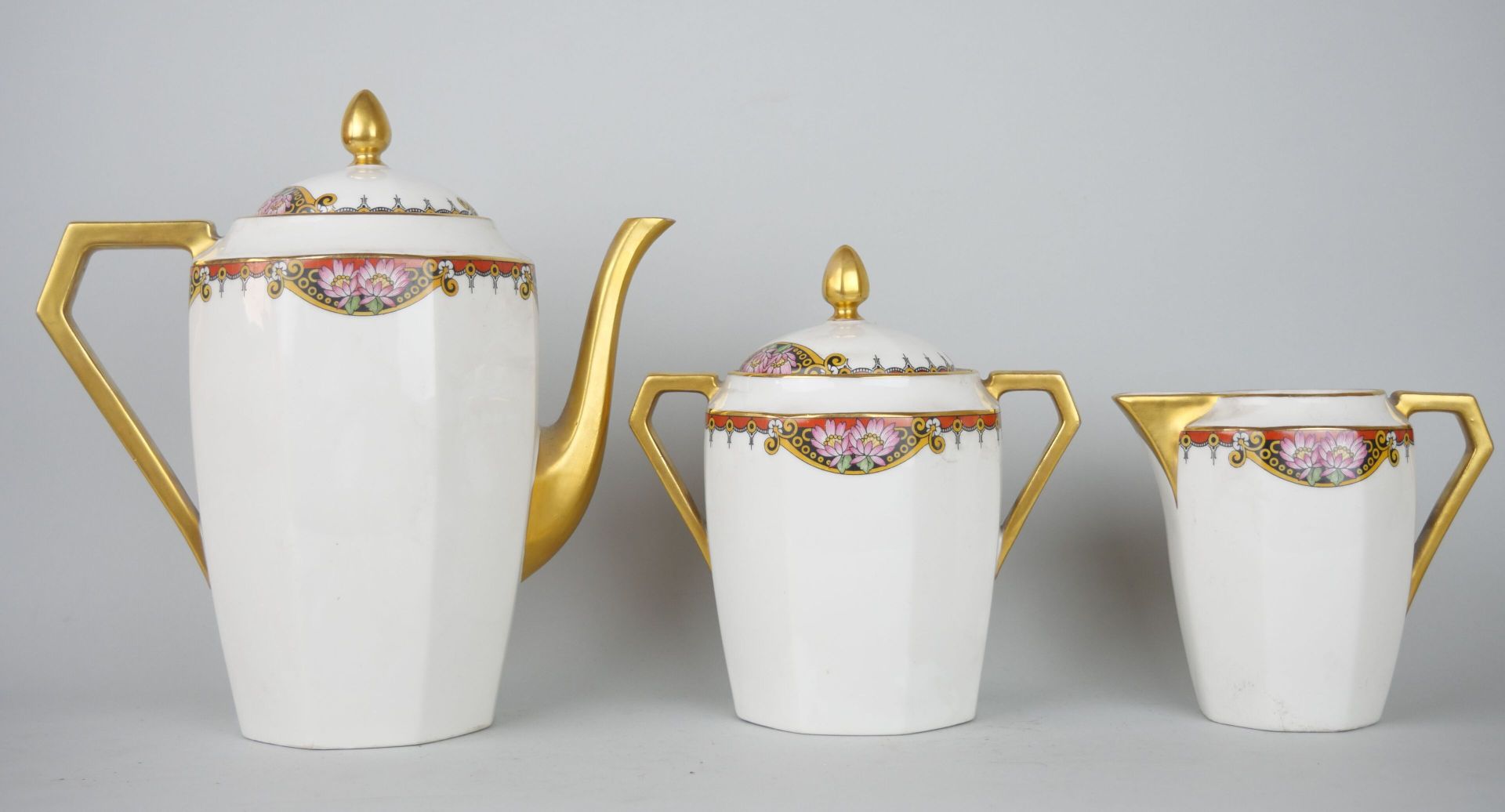 Null LIMOGES 法国

一套印有雏菊花装饰的瓷器茶具的一部分，包括 :

- 1个茶壶。高度：24厘米

- 1个有盖的糖碗。高度：20厘米

- 1&hellip;