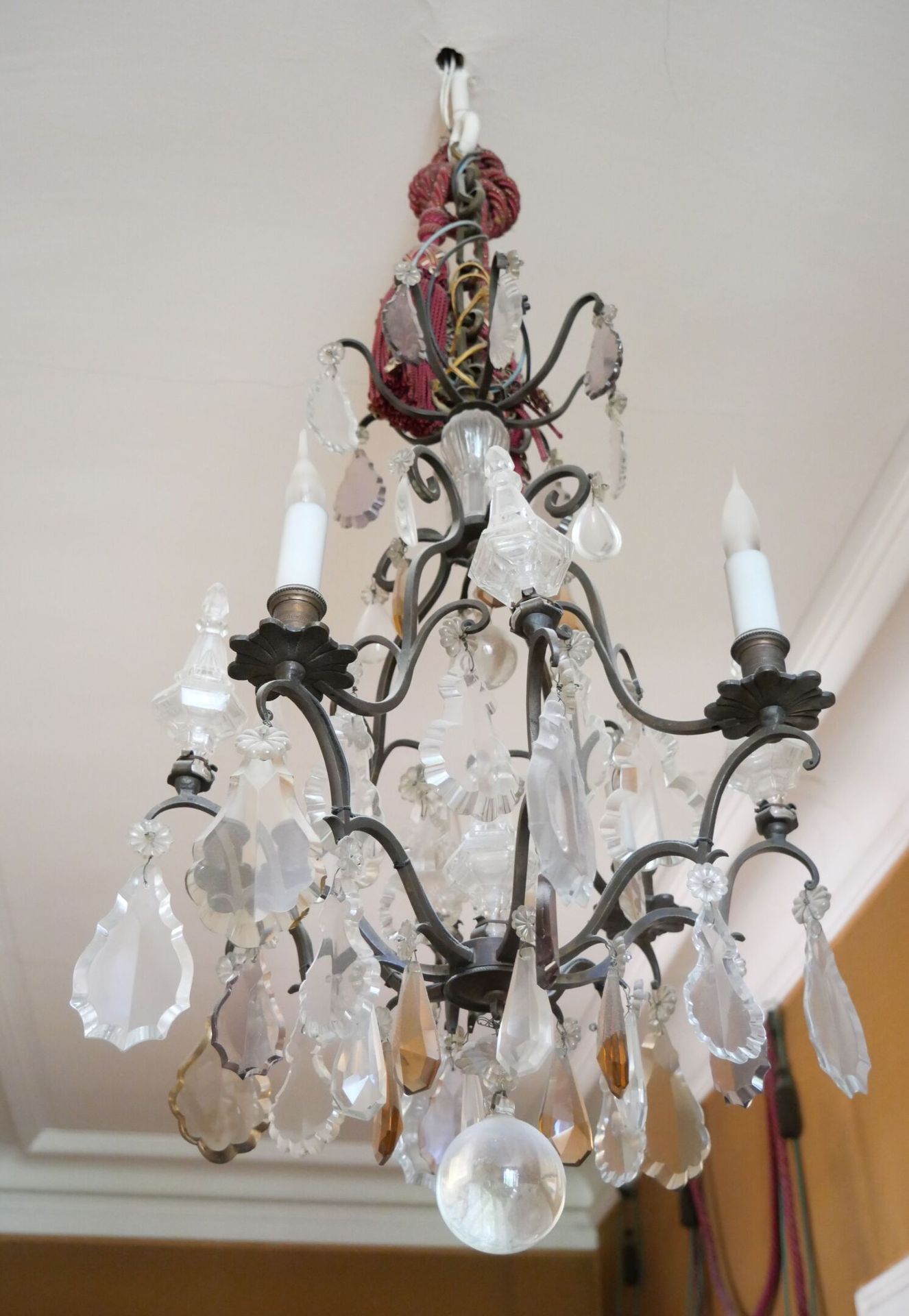 Null 一盏四臂吊灯，装饰着无色和琥珀色的水晶吊坠。

路易十五风格。

高：60厘米 - 直径：40厘米。



专家：MB艺术专家--摩根-布莱斯

06&hellip;