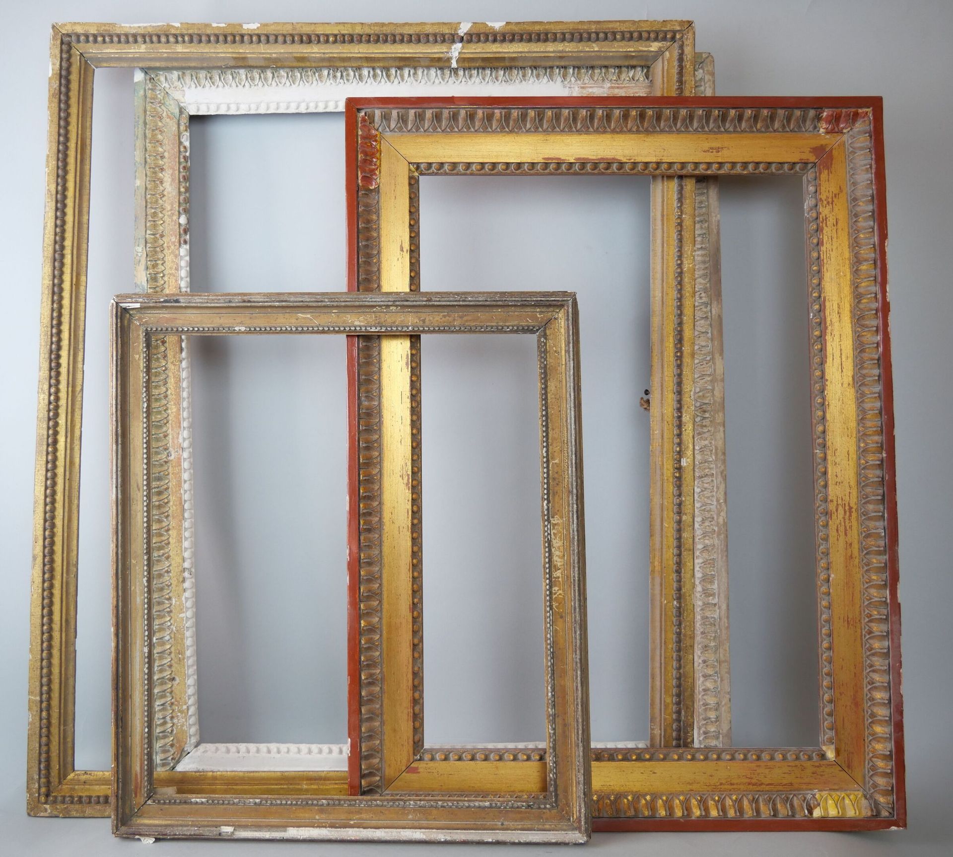Set di quattro cornici rettangolari in legno e stucco dorato decorate con palmet&hellip;
