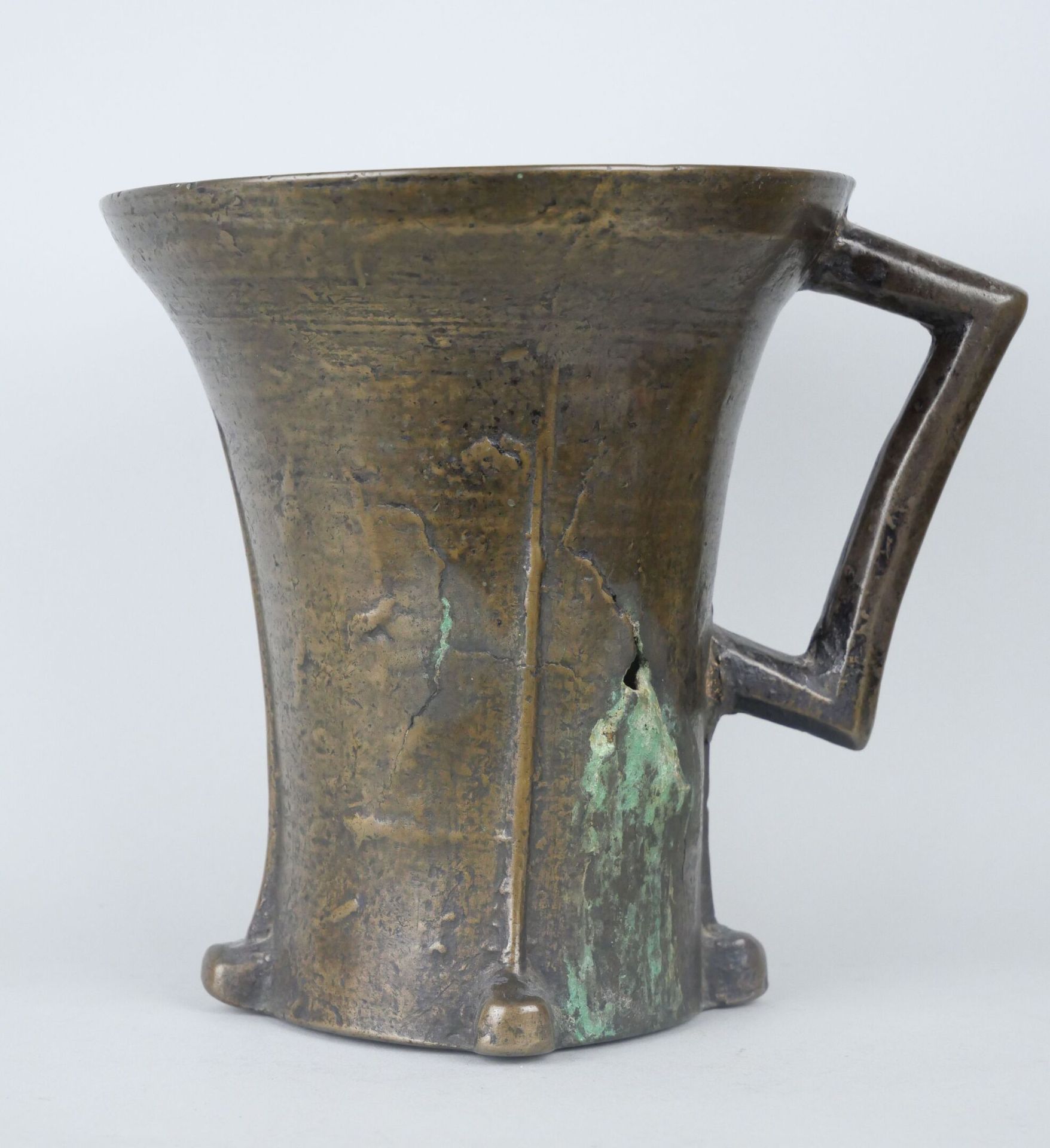 Null Mug in bronze with natural patina.

(Cracks).

H : 18 cm Diameter : 16 cm.
&hellip;