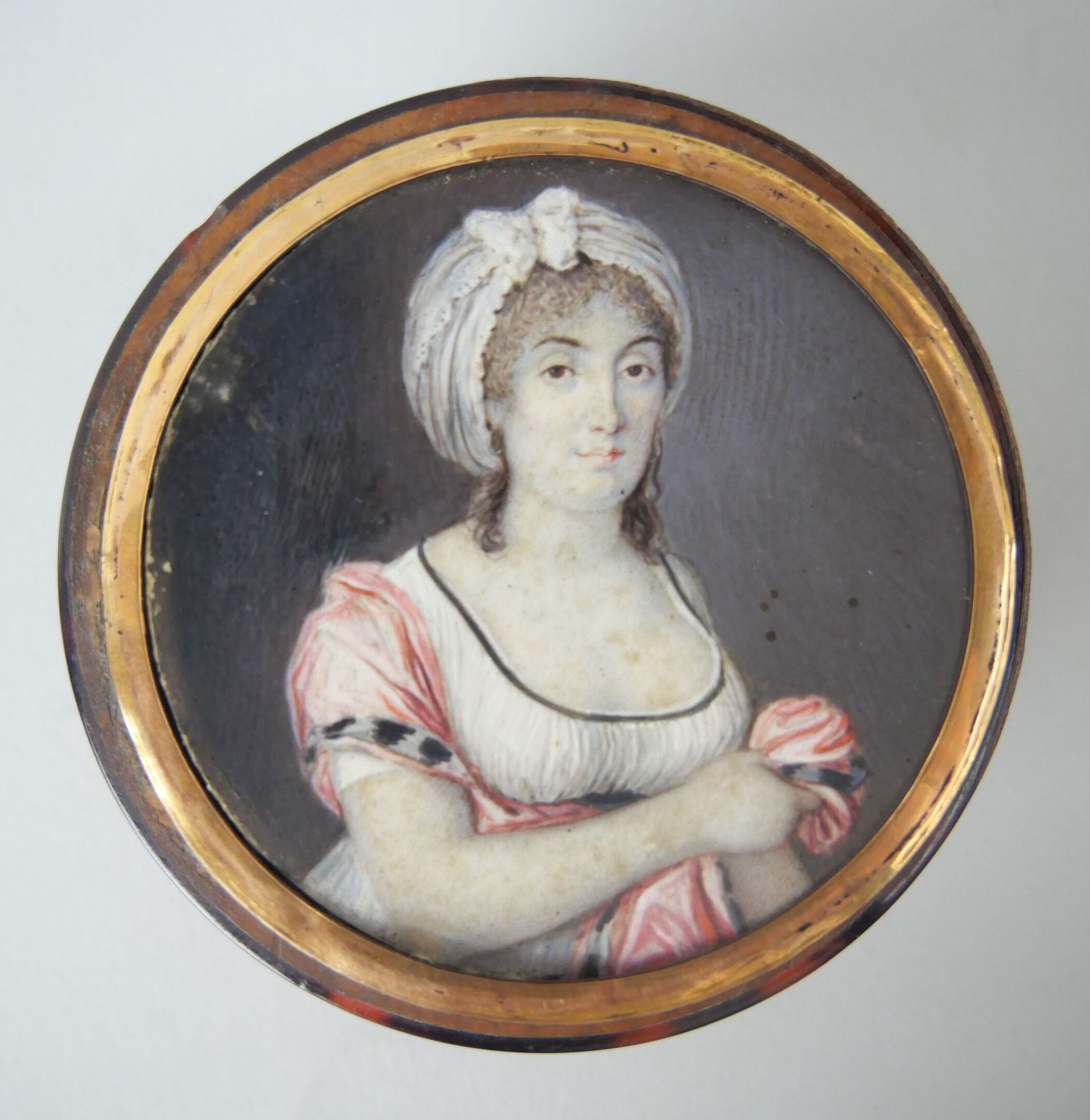 Null 圆形毛木箱，箱盖上装饰有代表一位女士肖像的微型画。

帝国时期。

(玻璃不见了）。

直径：8厘米。



专家：MB艺术专家--摩根-布莱斯

0&hellip;
