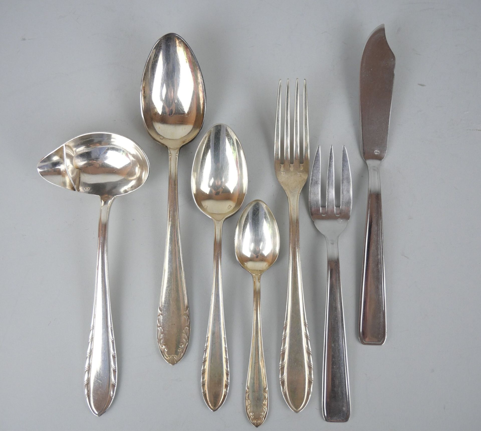 Null Parti di un set domestico argentato comprendente : 

5 cucchiai grandi con &hellip;