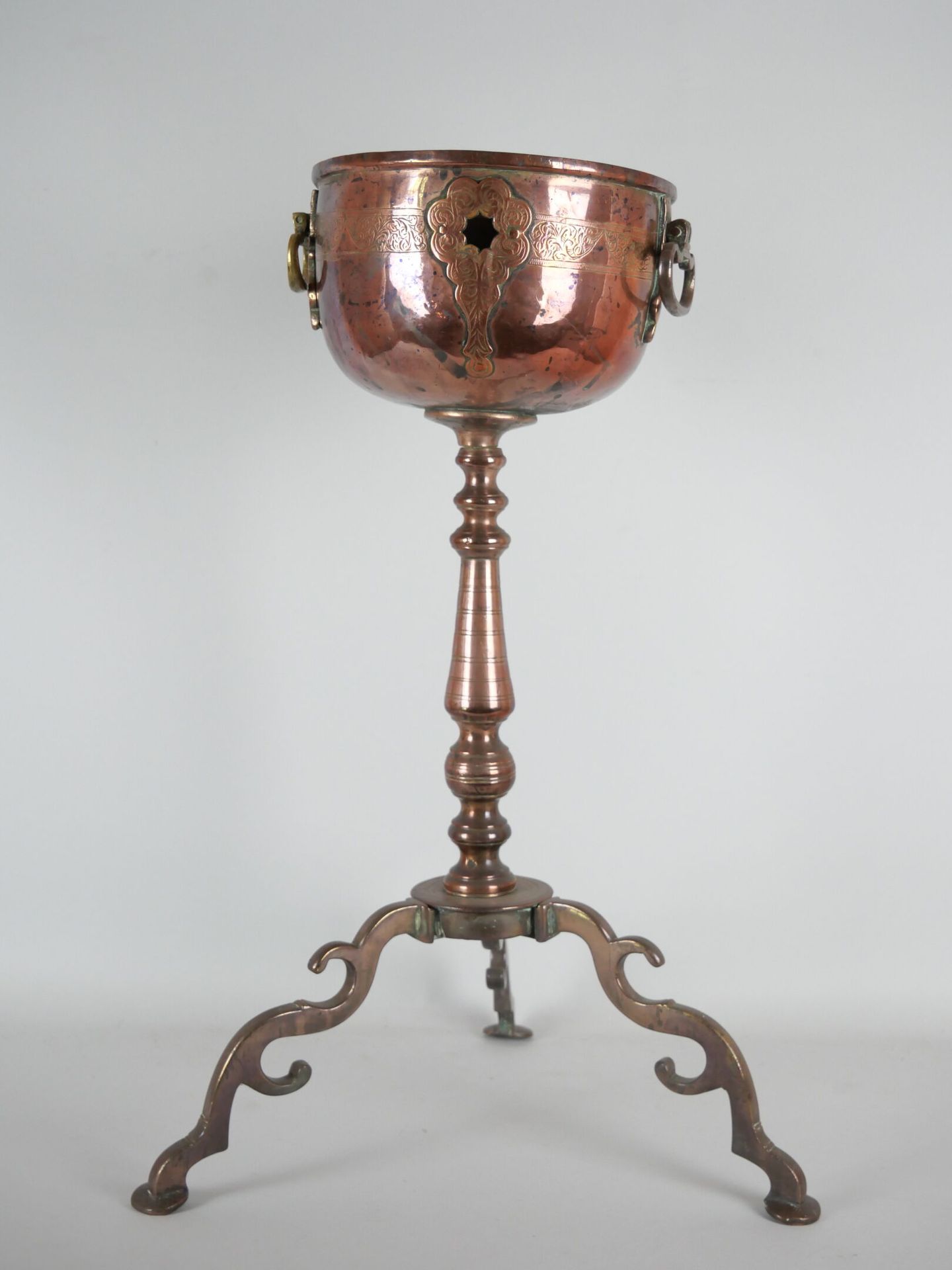 Null Runde Gartenschüssel aus Kupfer auf einem dreibeinigen Fuß mit ziseliertem &hellip;