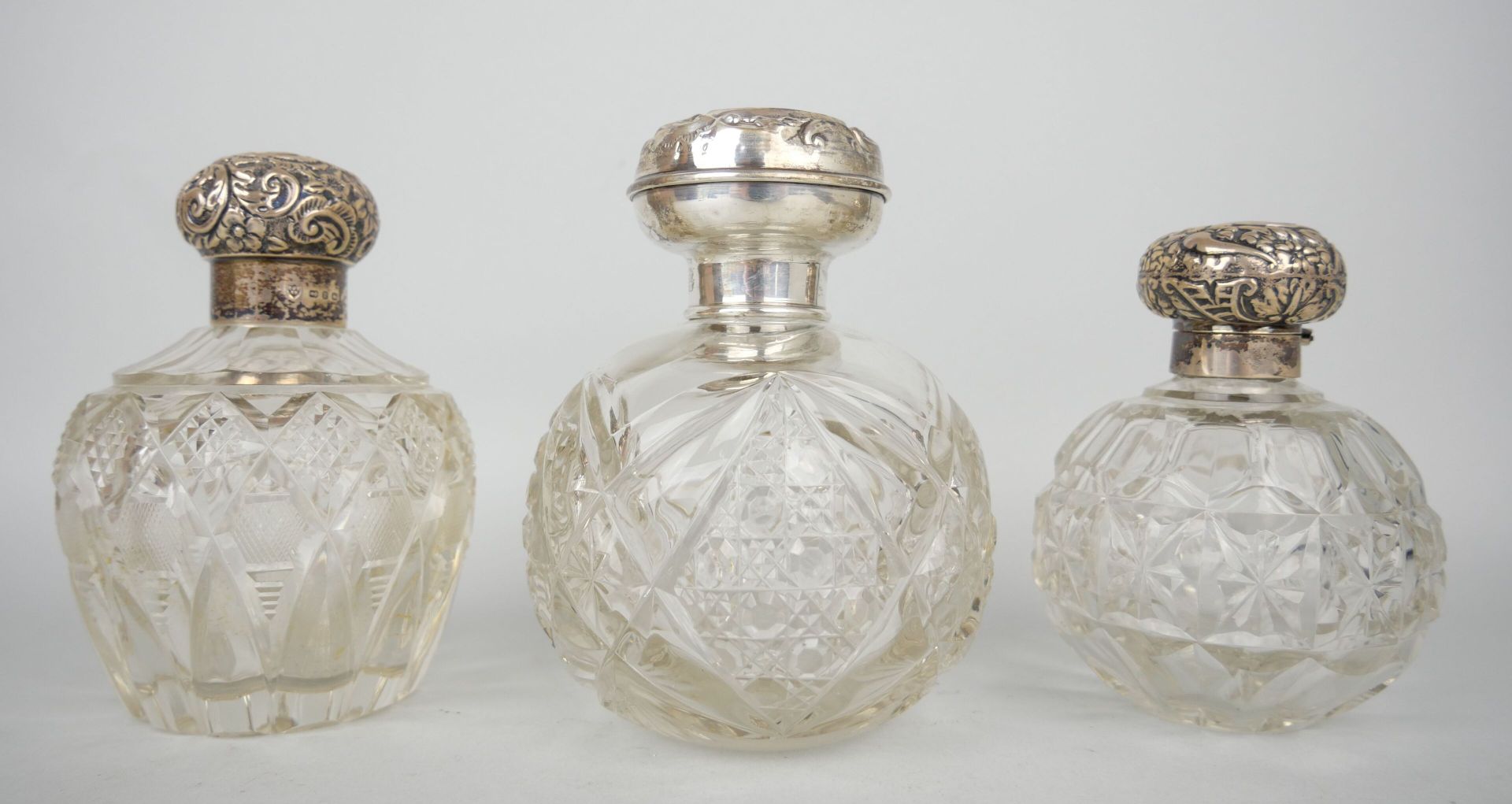 Null 一套3个带十字架装饰的水晶球状烧瓶，英国银800千分之一的底座，带贝壳和花朵装饰。

尺寸：14×9厘米/13×7厘米和11×7厘米





收集拍&hellip;