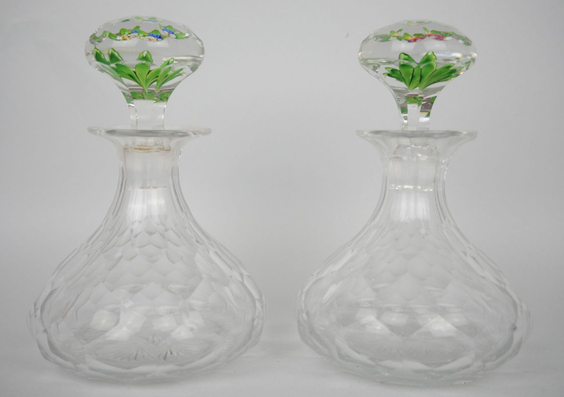 Null 一套两个小的切割水晶瓶，有蜂窝状的装饰，瓶塞有镶嵌的花。19世纪末的作品。

尺寸：16 x 10 cm

(咖啡杯上的一个芯片)





收集拍品&hellip;