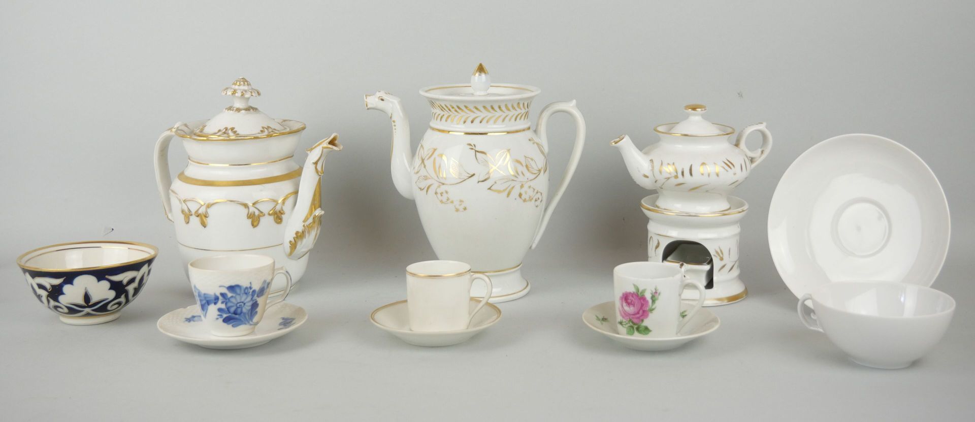 Null 一批瓷器包括

法国LIMOGES。一套4个咖啡杯和5个茶碟。杯子的尺寸：4.5 x 5厘米 - 直径：10厘米

法国SINGER LIMOGES公&hellip;