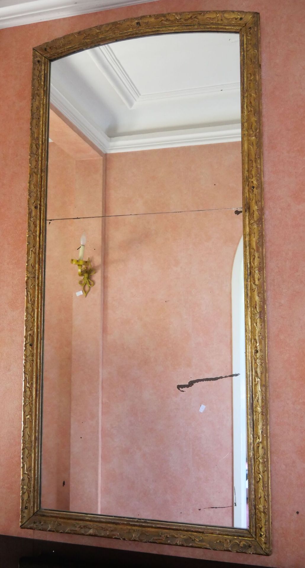 Grand miroir de dessus de cheminée de forme rectangulaire, le fronton cintré en &hellip;