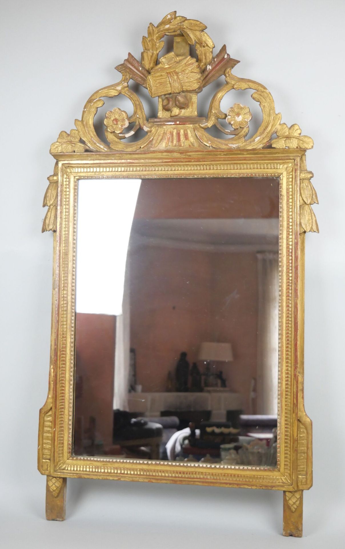 Miroir à fronton en bois mouluré de forme rectangulaire, sculpté et doré à décor&hellip;