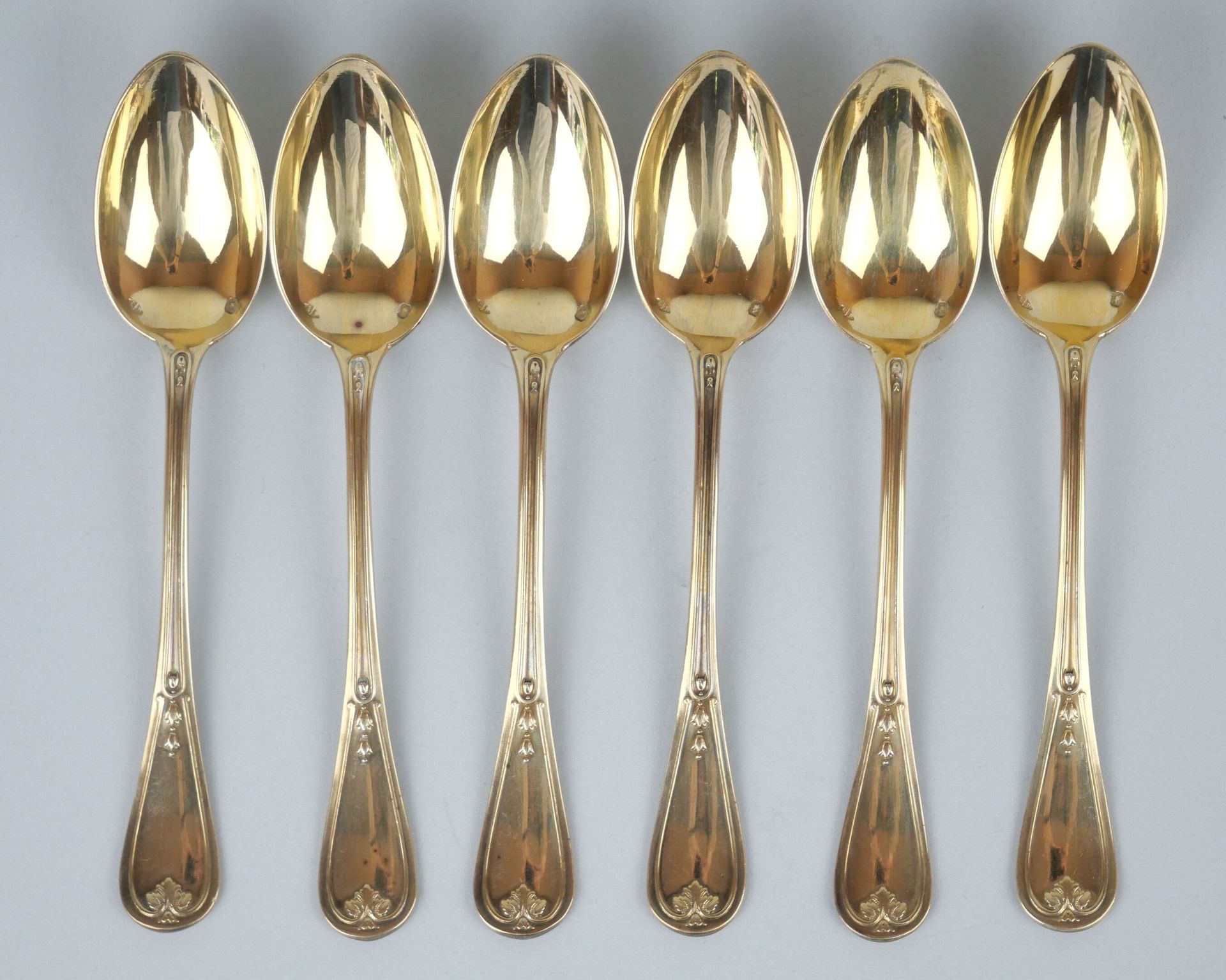 Null 一套6个镀金银925千分之一的勺子，有刺桐叶装饰。MO : EP (Émile Puiforcat ? )

长度：14厘米 - 重量：139克（约）&hellip;