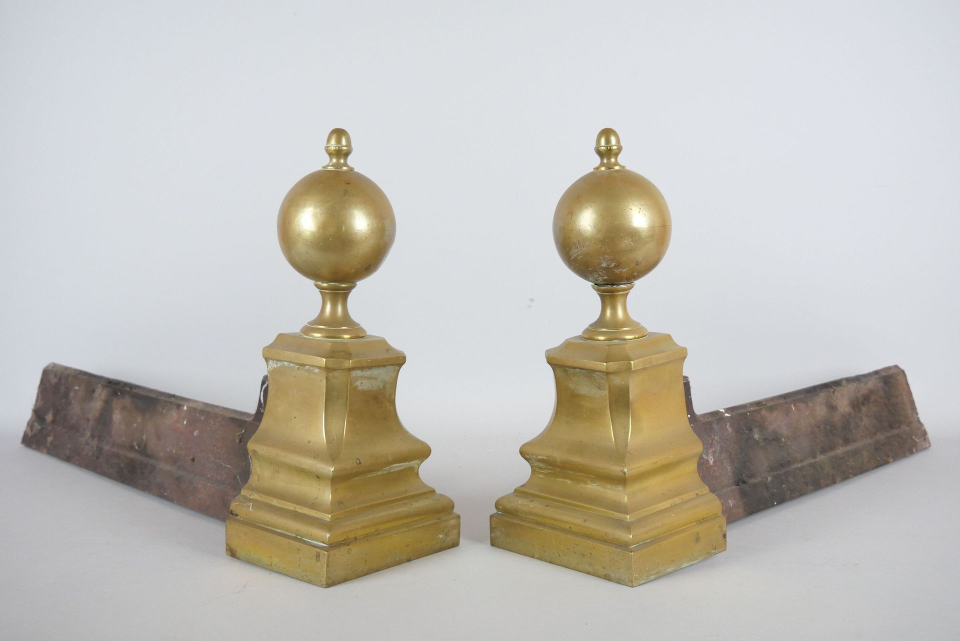 Null Pair of gilt bronze andirons featuring a ball on a pedestal.

Dimensions : &hellip;