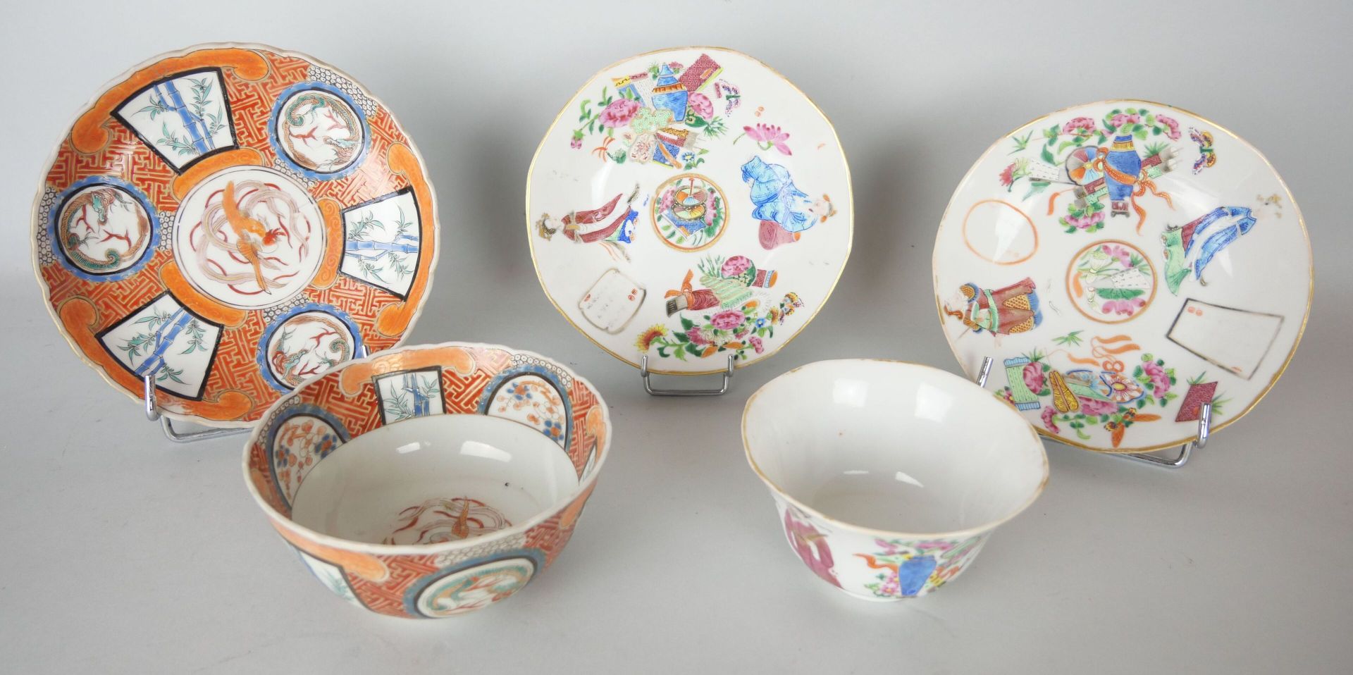 Null 中国

一批多色或珐琅彩瓷器，包括:

2个碗，7 x 16厘米

5个雪糕，6 x 7厘米

2个茶杯。直径：9.5厘米

橙色背景的瓷杯和碟子，装&hellip;