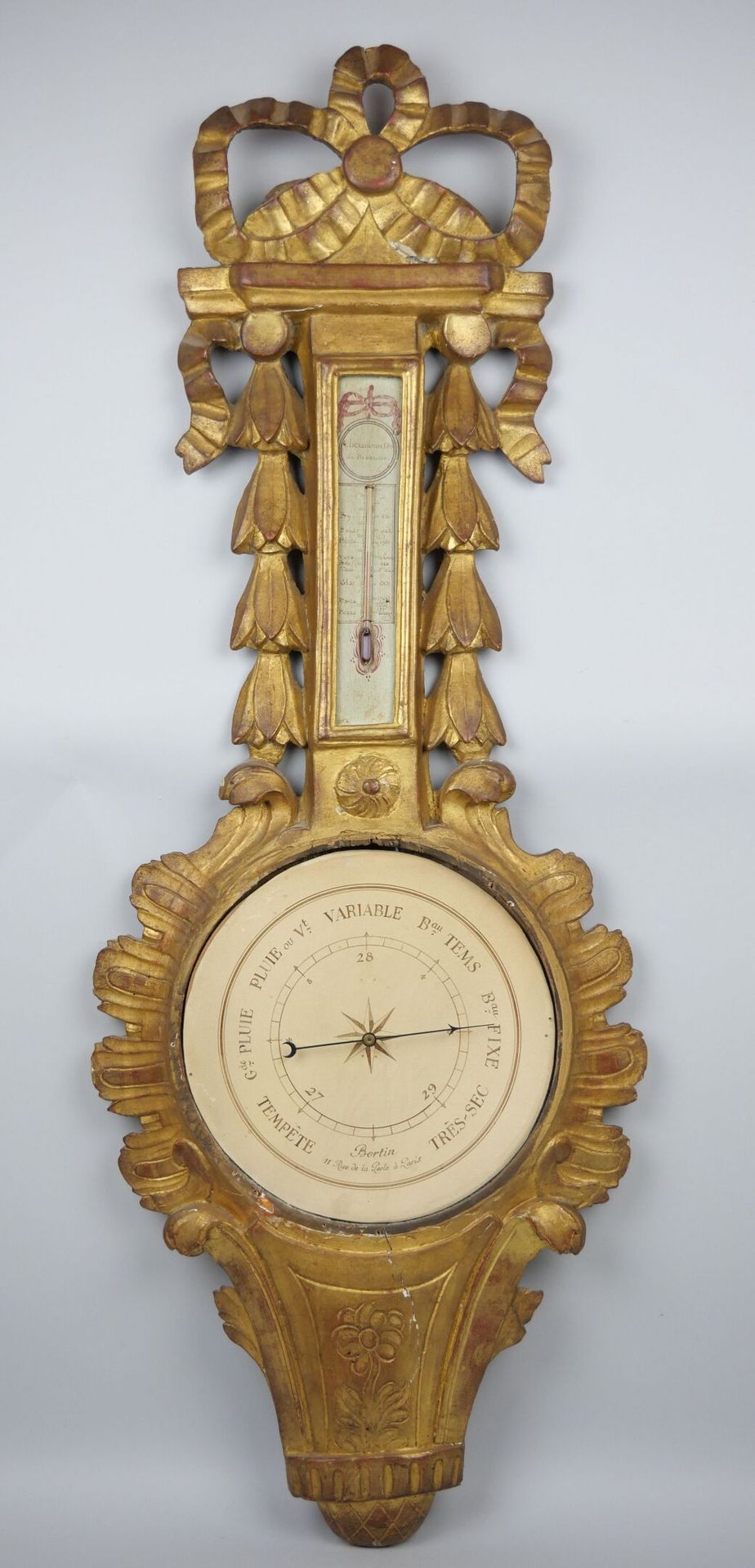 Baromètre thermomètre en bois sculpté et doré à décor de coquilles surmonté d'un&hellip;