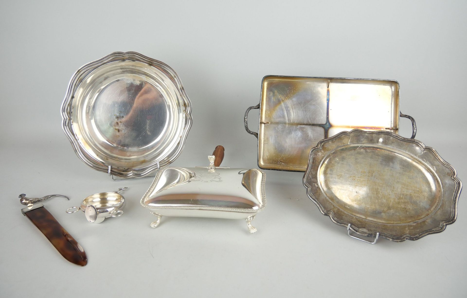 Null Lot of pieces of silver plated metal form including : 

A crumb collector r&hellip;