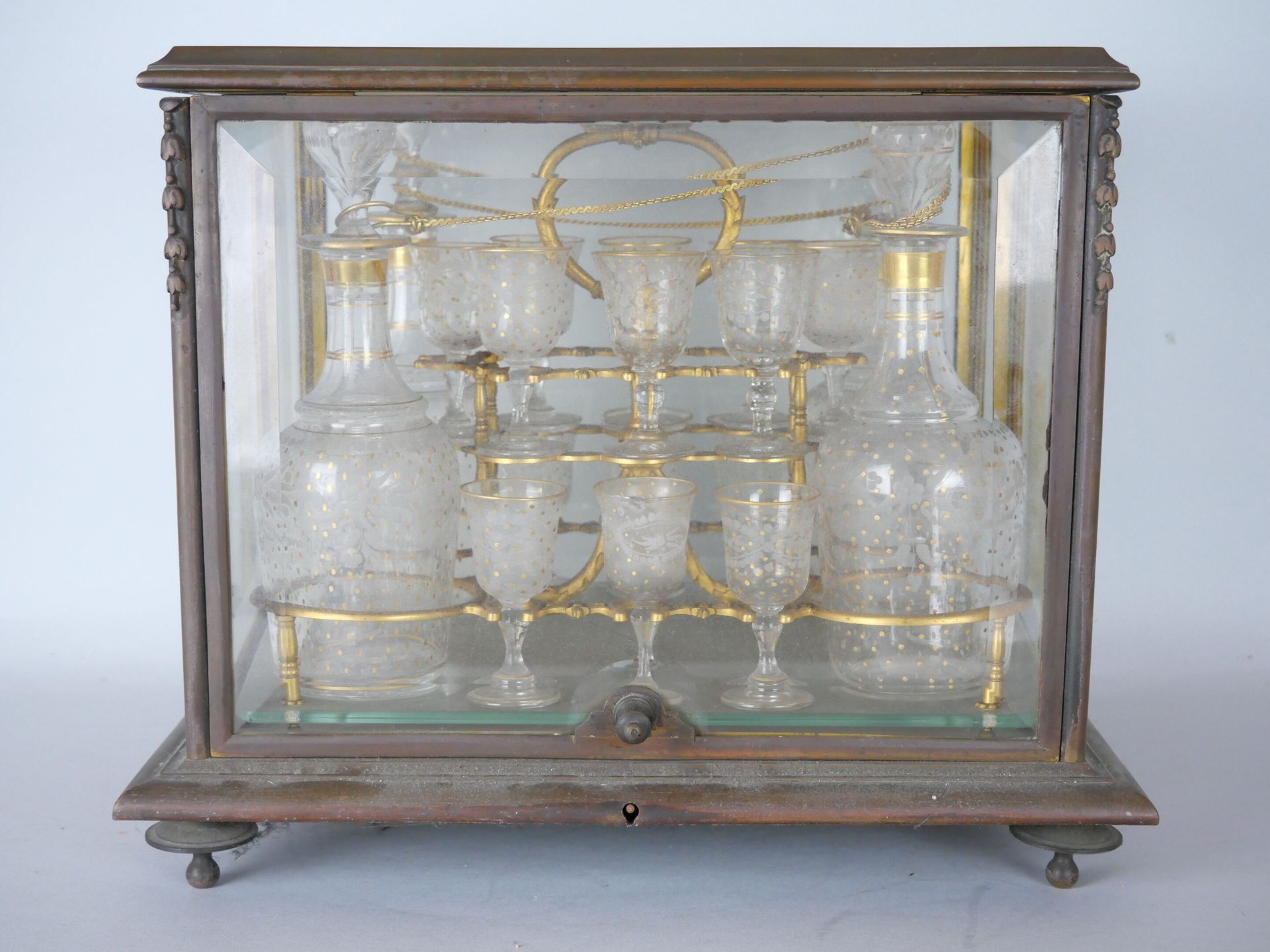 Null 利口酒柜，斜面玻璃和铜制的笼子里有4个带瓶塞的酒瓶，16个玻璃杯放在刻有花环和镀金点的水晶基座上。

杯子的高度：8厘米

杯子的高度：20厘米

笼&hellip;