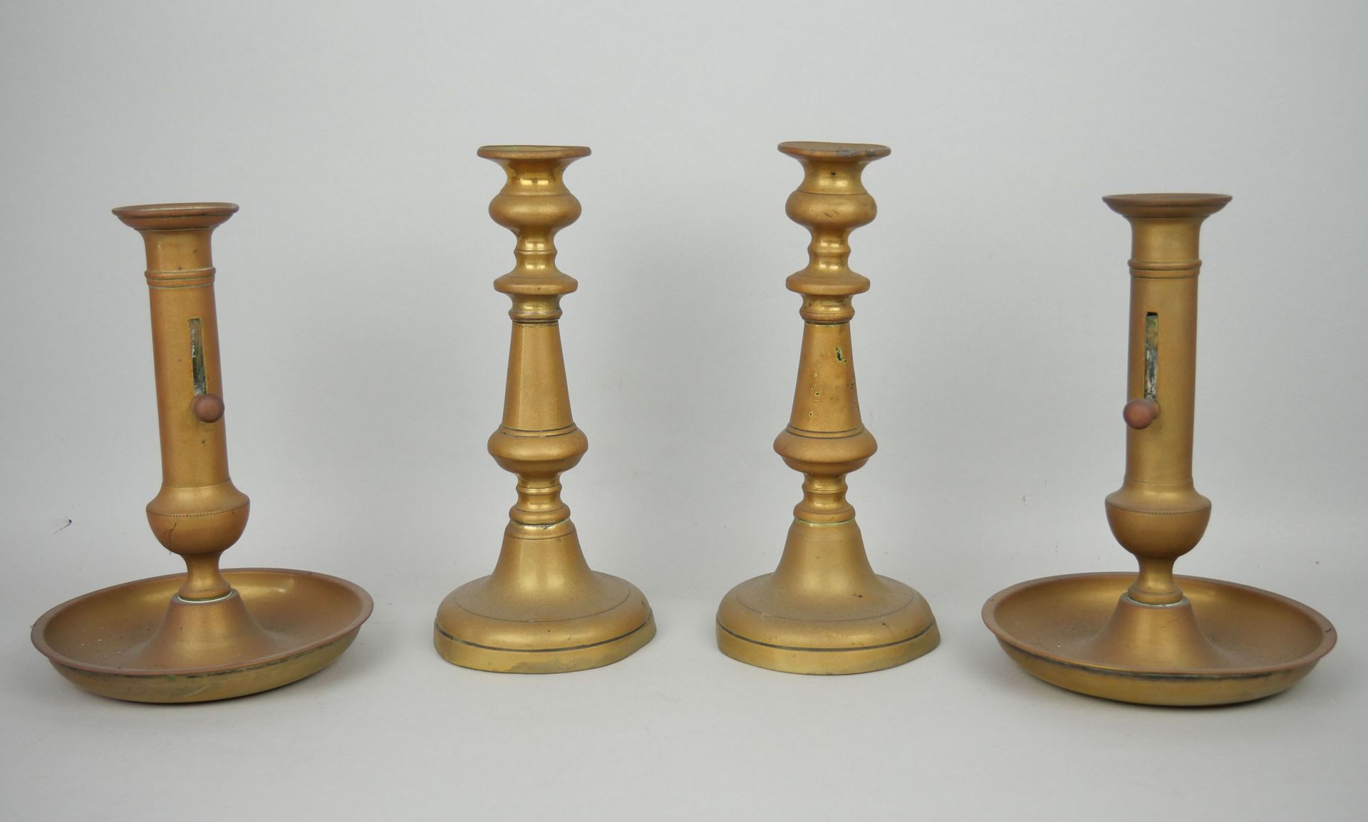 Deux paires de bougeoirs en bronze doré dont une paire à fut balustre reposant s&hellip;