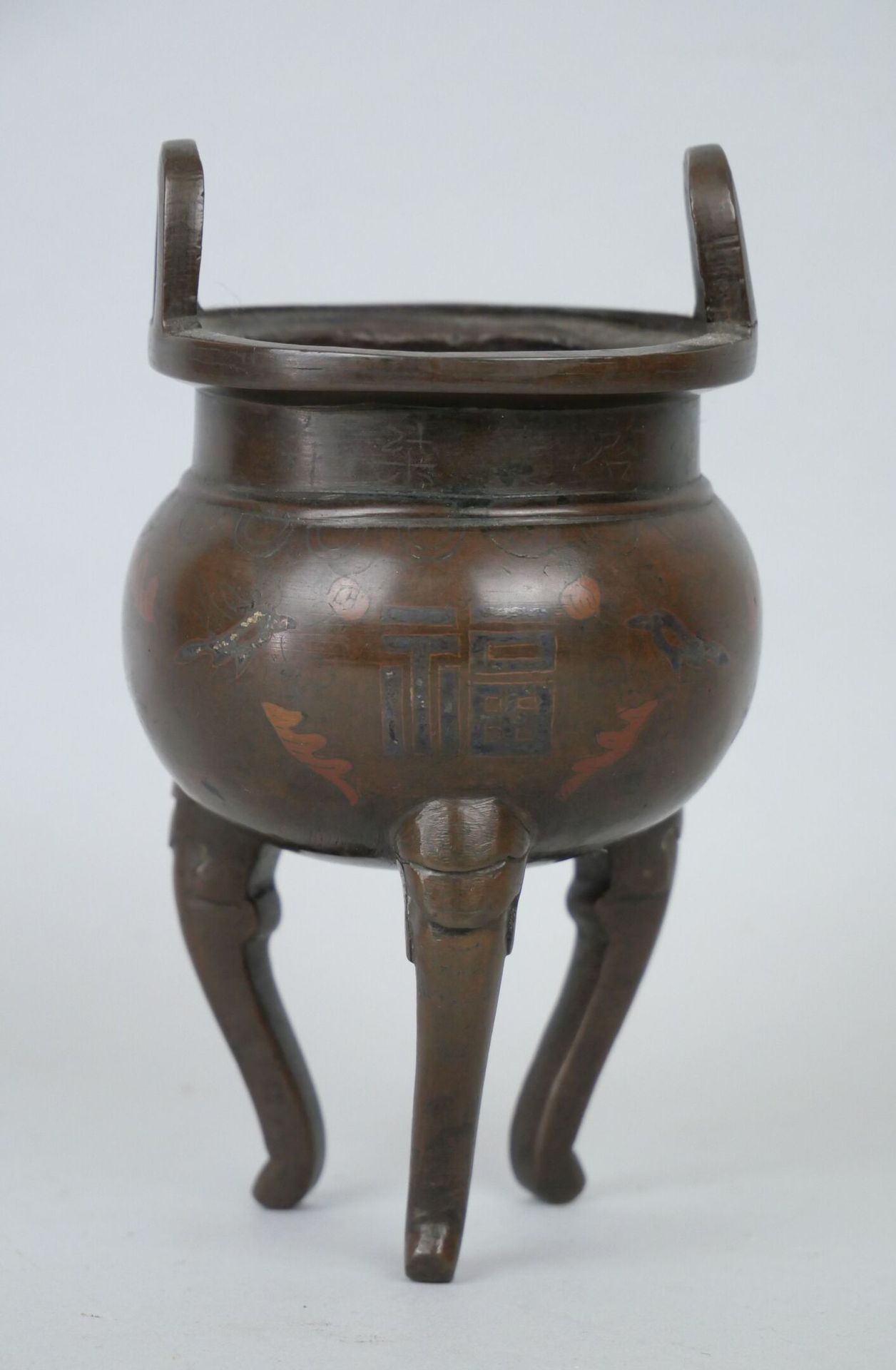 Null CHINA

Duftlampe aus patinierter Bronze, die auf einem dreibeinigen Gestell&hellip;