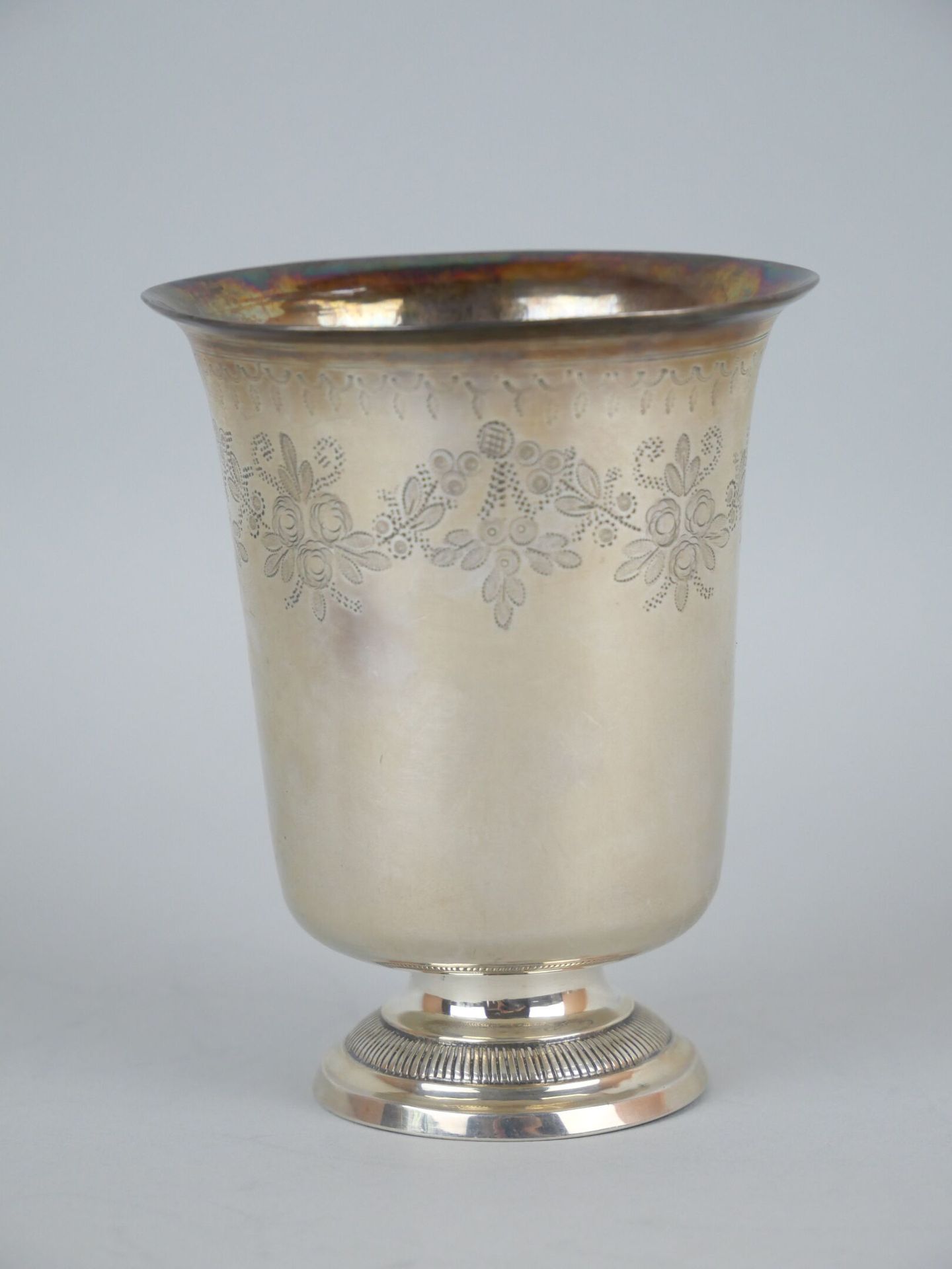 Null 郁金香形状的银质提姆贝尔950千分之一，刻有花环的装饰，放在有神龙装饰的基座上。老人的印记1819-1838。

尺寸：10 x 8 cm - 重量：&hellip;