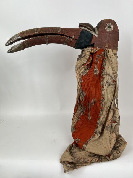 Null 马里--BOZO人



代表犀鸟喙的铰接式木偶，木头和欧洲织物，用铝板加强。



高49厘米。



顾问:Jean-Pierre LACOSTE&hellip;