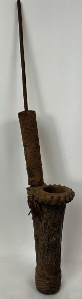 Null 喀麦隆 - 巴米莱克人



著名的管道，完整的金属管道和带有几何装饰的赤土炉子。



高67厘米。



顾问:Jean-Pierre LACOS&hellip;