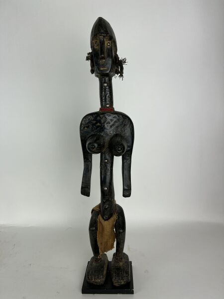Null 马里 - BAMANA人



女性雕像 "JOLIEMINI "对应于理想女性的代表。

带有黑色植物光泽的木头，半身、背部和胸部的美丽装饰，颈部、&hellip;