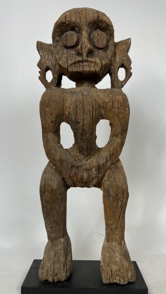 Null INDONESIE - Peuple DAYAK



Statue en bois raviné.



H 50 cm.



Consultan&hellip;